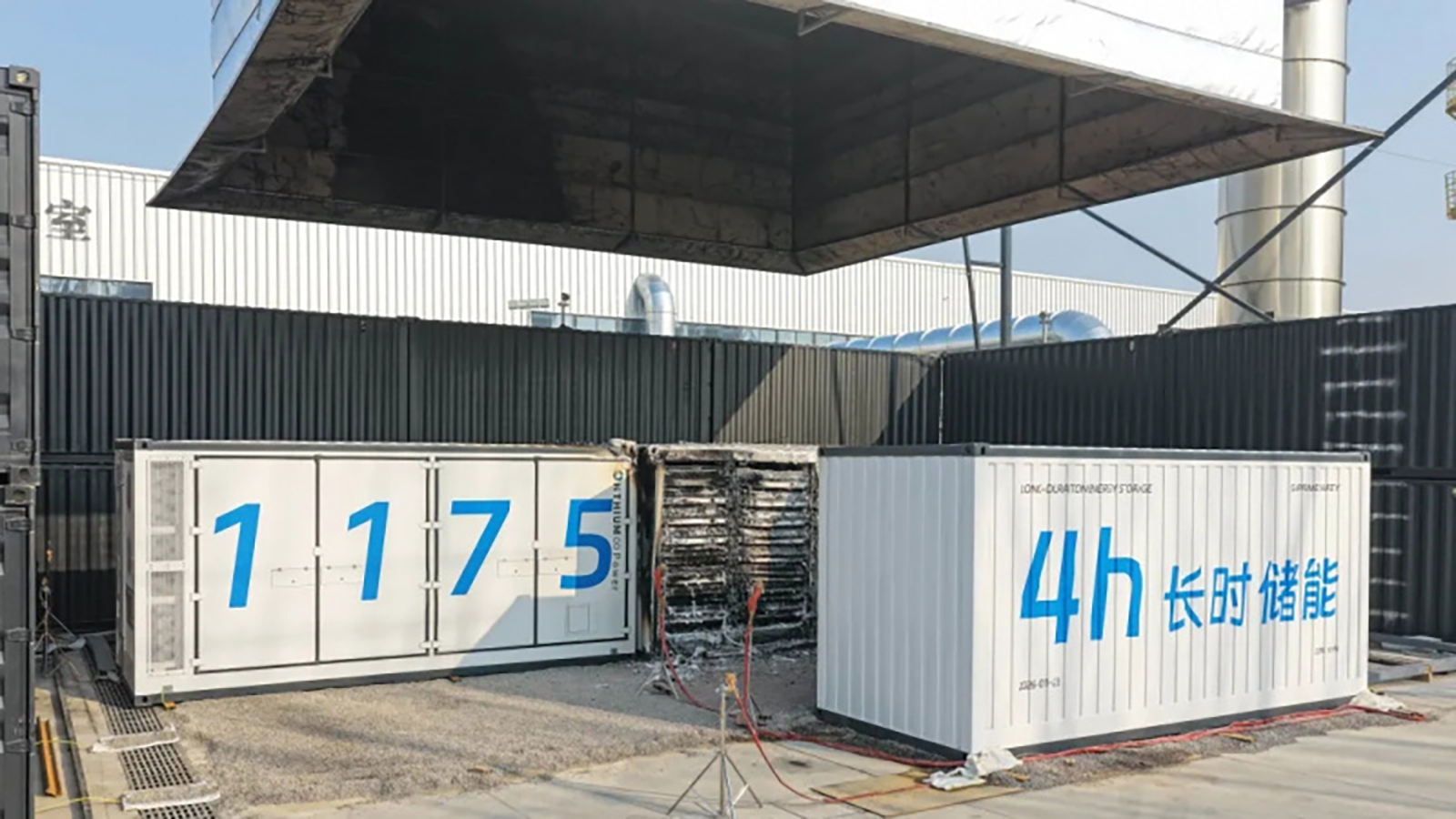 Baterías de Hithium Energy Storage Technology. - Hithium Energy Storage Technology /></p><p>Ante ese escenario, cada vez más compañías empiezan a apostar por <strong>soluciones de almacenamiento energético</strong> integradas directamente en las estaciones de recarga. La lógica es relativamente sencilla: almacenar energía cuando la demanda es baja y liberarla en los momentos de mayor consumo para evitar picos de potencia sobre la red.</p>
<p>Este planteamiento permite reducir la necesidad de grandes ampliaciones eléctricas y facilita la instalación de cargadores rápidos incluso en ubicaciones donde la conexión disponible sería insuficiente para soportar esa demanda de manera directa.</p>
<blockquote><p>Relacionado:</p><p><a href=
