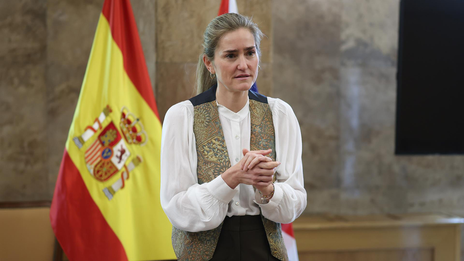 La vicepresidenta y ministra para la Transición Ecológica y el Reto Demográfico, Sara Aagesen, durante una reunión con el economista y académico británico, Nicholas Stern, en la sede del Ministerio, a 10 de abril de 2026, en Madrid (España). - Alejandro Martínez Vélez - Europa Press