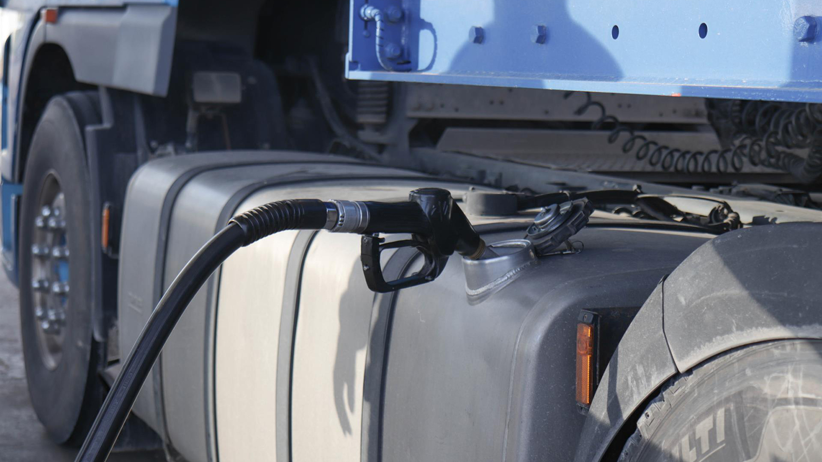 Una persona reposta gasolina en su camión en una gasolinera en Albacete. - Raúl Fraile - Europa Press