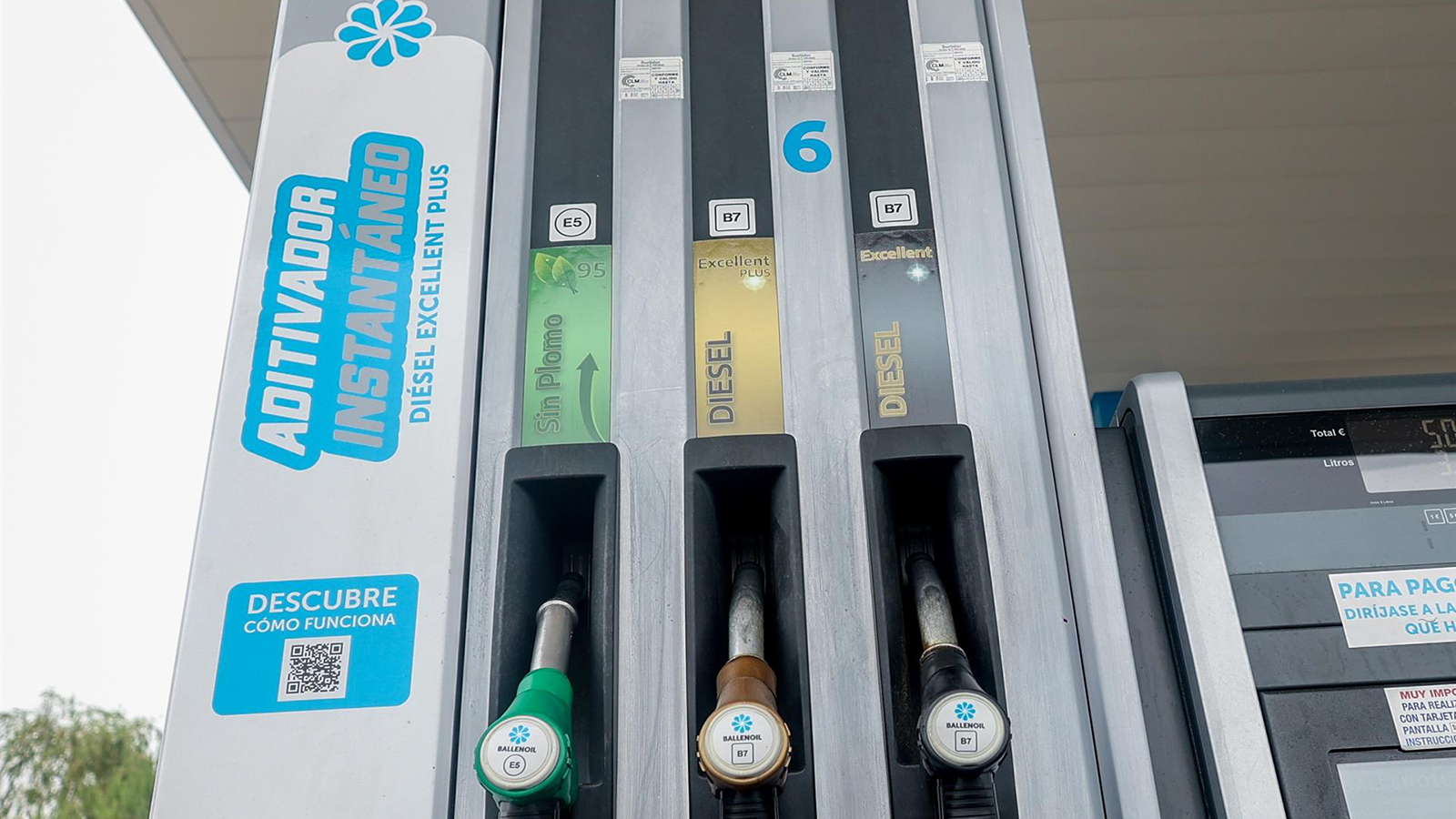 Surtidores de una gasolinera. - Ricardo Rubio - Europa Press