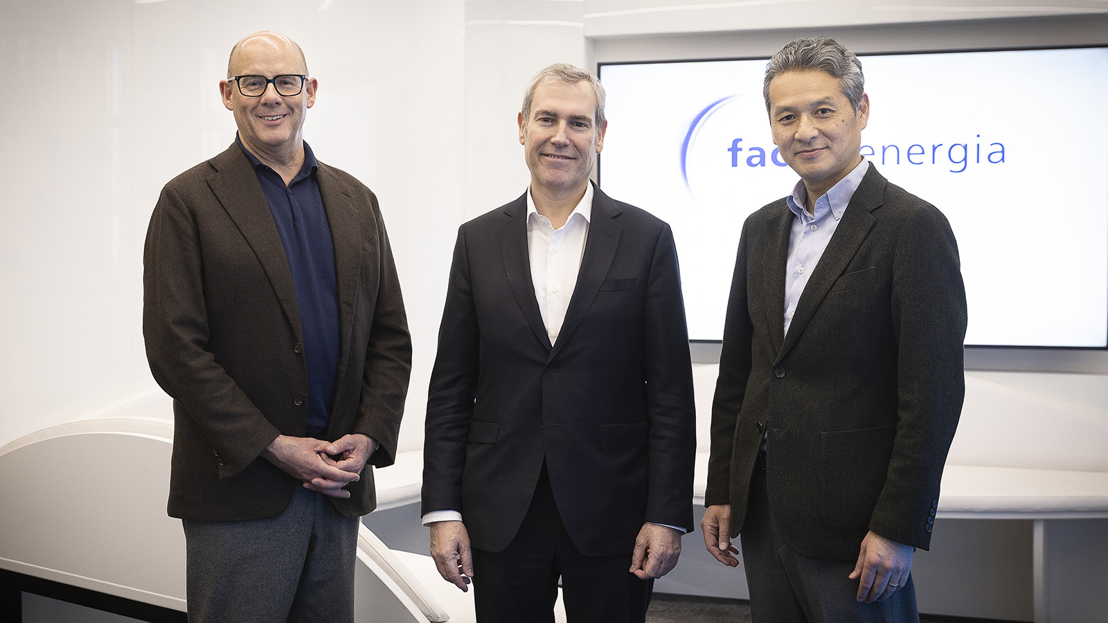 Robert Groves, CEO del Grupo SmartestEnergy, Emilio Rousaud, CEO de Factor Energia S.A y Takafumi Shigemura, director general del departamento de servicios internacionales de energía e infraestructuras de Marubeni Corporation.quiere por 204 millones el 85% de Factor Energia. - Factor Energia