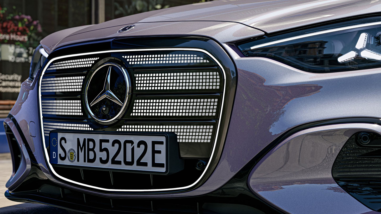 La parrilla se convertirá en uno de sus puntos más característicos.  - Mercedes-Benz /></p><p>No es un movimiento menor. El Clase C ha sido durante décadas uno de los pilares comerciales de Mercedes y uno de sus coches más reconocibles a escala global. Que ahora pase a tener una variante 100% eléctrica con identidad propia, grandes cifras de autonomía y una <strong>fuerte carga tecnológica deja claro hacia dónde quiere ir la compañía.</strong></p>
<blockquote><p>Relacionado:</p><p><a href=