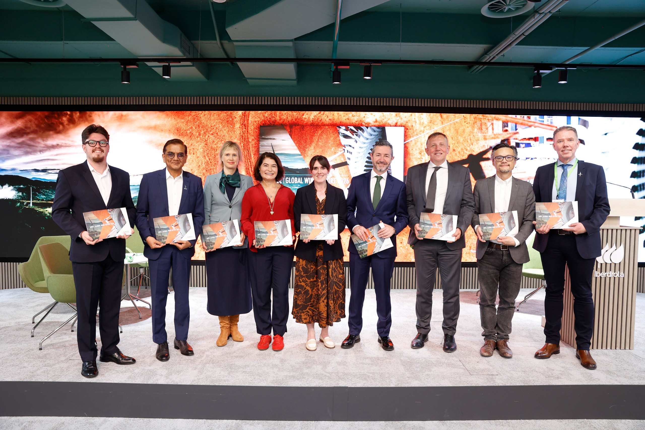 Presentación del informe de GWEC en la sede de Iberdrola en Madrid. - FOTO: GWEC /></p><p>El Informe Mundial sobre Energía Eólica de 2026 revela que los dos mercados más grandes de Asia, China e India, sumaron en conjunto más de 126 GW en 2025. Solo China añadió más de 120 GW, mientras que India casi duplicó las instalaciones anuales para construir una cifra récord de 6,3 GW de nueva capacidad en 2025.</p>
<p>En Europa, la capacidad total instalada de energía eólica superó los 300 GW. El continente instaló su segundo mayor volumen de nueva capacidad eólica, con 19,1 GW (un 16 % más que el año anterior), impulsado en parte por el fuerte crecimiento en Alemania y Turquía. La UE-27 instaló 15,1 GW (un 17 % más), aunque esta cifra sigue siendo inferior al crecimiento medio anual necesario para que la UE cumpla sus objetivos energéticos y climáticos para 2030.</p>
<p>En Estados Unidos, las instalaciones anuales de energía eólica terrestre aumentaron en casi 7 GW, lo que demuestra la solidez de una industria respaldada por sólidos fundamentos económicos.</p>
<p>"Aunque el crecimiento de la industria eólica se está acelerando, es innegable que el crecimiento global sigue siendo desigual y que el mundo aún no está en camino de triplicar las energías renovables para 2030", explicó Backwell.</p>
<h3>Los datos</h3>
<ul>
<li>La energía eólica añadió 165 GW de capacidad a la red en 2025, la cifra más alta jamás registrada en la industria eólica, un 40 % más que en 2024, el año que batió el récord anterior.</li>
</ul>
<ul>
<li>El crecimiento del año pasado —un récord de <strong>155,3 GW de nueva energía eólica terrestre</strong> (un 42% más) más <strong>9,3 GW de nueva energía eólica marina</strong> (un 16% más)— eleva la capacidad acumulada mundial de energía eólica a 1299 GW, repartida por todos los continentes, con 57 países que instalaron aerogeneradores el año pasado.</li>
</ul>
<ul>
<li>Catorce países pusieron en marcha más de un gigavatio de nueva energía eólica en 2025: <strong>China</strong> (120,5 GW), <strong>EEUU</strong> (6,9 GW), <strong>India</strong> (6,3 GW), <strong>Alemania</strong> (5,7 GW), <strong>Brasil</strong> (2,3 GW), <strong>Turquía</strong> (2,1 GW), Suecia (1,8 GW), España (1,6 GW), Arabia Saudita (1,5 GW), Francia (1,4 GW), Reino Unido (1,3 GW), Australia (1,2 GW), Chile (1,2 GW) y Finlandia (1,0 GW).</li>
</ul>
<ul>
<li>China volvió a liderar las nuevas instalaciones eólicas, por delante de Estados Unidos, India, Alemania y Brasil. En conjunto, representaron el 86 % de las nuevas instalaciones mundiales previstas para 2025. Estos mismos cinco mercados también se situaron entre los cinco primeros en capacidad eólica instalada a nivel mundial, abarcando el 75 % del total mundial.</li>
</ul>
<ul>
<li>La región de Asia-Pacífico consolidó aún más su posición de liderazgo en el desarrollo de la energía eólica, con una cuota de mercado global del 80 %. China añadió la cifra récord de 120,5 GW de nueva capacidad eólica en 2025. Este crecimiento explosivo demuestra el compromiso a largo plazo de China con sus objetivos «30-60» de alcanzar el pico de emisiones en 2030 y la neutralidad de carbono en 2060.</li>
</ul>
<p><img src=