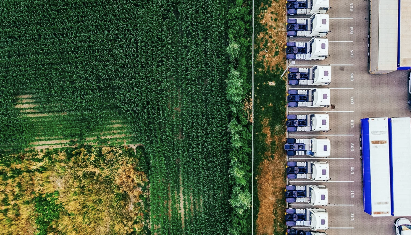  /></p><p>La solución se fundamenta en la integración de sistemas de almacenamiento de energía por batería (BESS), que permiten acumular electricidad cuando es barata o de origen renovable para liberarla estratégicamente durante los picos de carga de la flota. Esta infraestructura se complementa con la generación solar in-situ, aprovechando las vastas superficies de los techos de los almacenes para producir energía propia y sostenible. Todo el ecosistema está orquestado por un software de optimización basado en algoritmos que deciden en tiempo real cuándo cargar, almacenar o volcar energía a la red eléctrica nacional.</p>
<p>Finalmente, el modelo Zero-CapEx permite que Decade financie y opere toda la infraestructura, eliminando por completo el riesgo financiero y la inversión inicial para el propietario del inmueble.</p>
<h3>La herencia de Volta Trucks</h3>
<p>Es irónico y, a la vez, profundamente lógico que el equipo que intentó revolucionar el diseño de camiones con Volta Trucks sea ahora quien solucione el problema de su alimentación. Casper Norden, CEO de Decade, aprendió una lección valiosa en su etapa anterior: un camión eléctrico es un activo financiero y energético complejo.</p>
<blockquote><p>Relacionado:</p><p><a href=