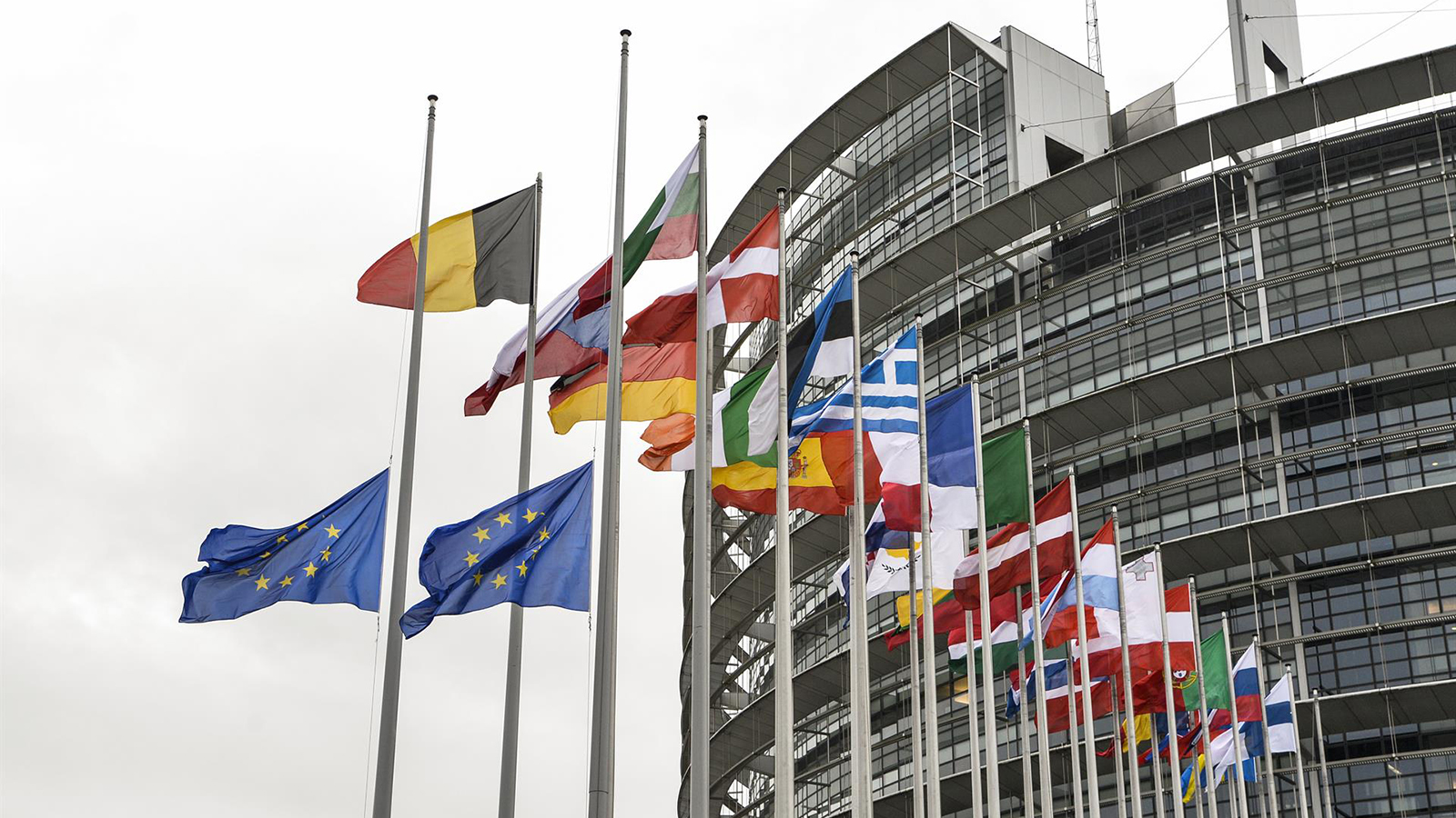 Las banderas nacionales europeas ondean a media asta frente al edificio del Parlamento Europeo en Estrasburgo (Francia). - Michel Chriten/European Parliame / DPA