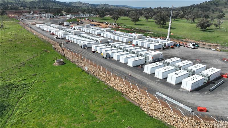  /></p><p>Uno de los grandes cambios del mercado durante 2026 está siendo el creciente <strong>peso del almacenamiento energético estacionario</strong>. La demanda de baterías ya no depende únicamente del coche eléctrico. El despliegue masivo de energías renovables está disparando la necesidad de sistemas de almacenamiento para estabilizar redes eléctricas y gestionar excedentes solares y eólicos. Ese negocio se ha convertido en una de las grandes fuentes de crecimiento para compañías como CATL.</p>
<p>Según el análisis, el <strong>mercado global de almacenamiento energético creció cerca de un 80% en 2025</strong> y mantiene una fuerte expansión durante este año. La evolución geopolítica también está acelerando las inversiones. El aumento de la volatilidad energética internacional y la necesidad de reducir dependencia de combustibles fósiles están impulsando nuevas inversiones en almacenamiento eléctrico a gran escala.</p>
<h3>Europa intenta reaccionar ante la dependencia asiática</h3>
<p>El dominio chino preocupa especialmente en Europa. Actualmente, gran parte de las <strong>baterías utilizadas por fabricantes europeos procede directa o indirectamente de compañías asiáticas</strong>. China controla además buena parte del refinado mundial de litio, níquel, grafito y otros minerales críticos esenciales para la fabricación de baterías. Esa posición estratégica convierte a Pekín en un actor clave dentro de la transición energética global.</p>
<blockquote><p>Relacionado:</p><p><a href=