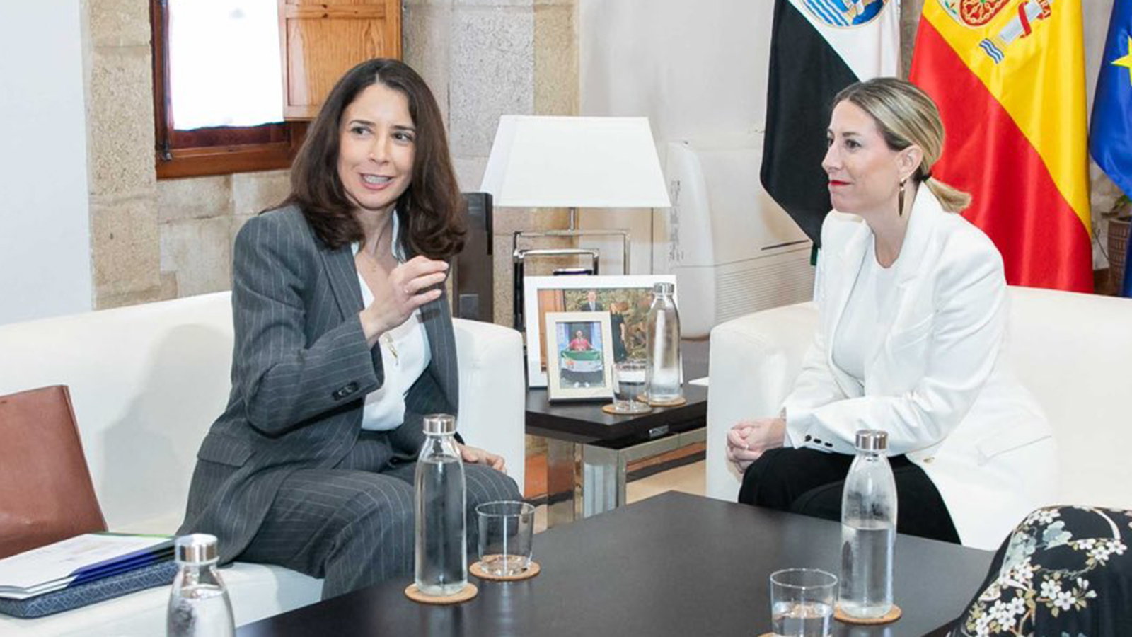 La presidenta de Extremadura, María Guardiola y la nueva presidenta de Foro Nuclear, Marta Ugalde. - @MGuardiolaM