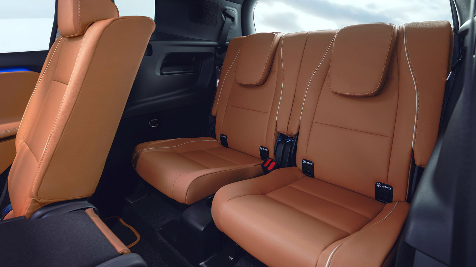 La tercera fila de asientos es opcional.  - Mercedes-Benz /></p><p>El nuevo GLB mide <strong>4,73 metros de largo, 1,86 metros de ancho y 1,69 metros de alto.</strong> Frente al modelo anterior, crece 98 milímetros en longitud y 60 milímetros en batalla, una cifra especialmente relevante porque repercute directamente en el espacio interior. La distancia entre ejes alcanza ahora los 2.889 milímetros, lo que permite ofrecer más espacio para las piernas en la segunda fila y una sensación de amplitud superior.</p>
<blockquote><p>Relacionado:</p><p><a href=