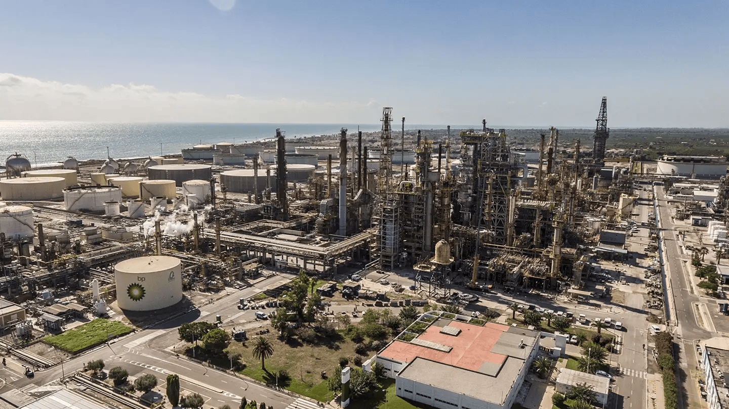 Refinería de BP en Castellón /></p><p>Castellón destaca por su fiabilidad operativa. Según declaraciones de BP, "incluso en escenarios de crisis extrema garantizamos que el flujo de combustibles no se detenga cuando más se necesita". Con una capacidad de producción que supera los 650.000 litros de combustible por hora, la instalación ha optimizado su esquema de refinación para procesar crudos alternativos, reduciendo drásticamente la dependencia de las rutas que atraviesan el Estrecho de Ormuz.</p>
<p>La estrategia de BP en España pasa por convertir este activo en un "hub" de energía integrada. Esto incluye no solo la refinación tradicional de alta complejidad, sino también la producción de combustibles sostenibles de aviación (SAF). Desde BP subrayan que "Castellón es un claro ejemplo de maximizar el valor de una infraestructura de refino a través de la inversión y la flexibilidad operativa", permitiendo que la planta se adapte en tiempo real a las oscilaciones de la demanda global y a las interrupciones en las cadenas de suministro internacionales.</p>
<h3>Moeve: Potencia andaluza y soberanía energética</h3>
<p>En los últimos cinco años, la compañía ha ejecutado una inversión de 2.085 millones de euros destinada específicamente a aumentar la eficiencia y la flexibilidad de sus parques energéticos de San Roque (Cádiz) y La Rábida (Huelva). Como explican desde la compañía, estas inversiones están orientadas a "reforzar la independencia y seguridad energética de Europa", convirtiendo sus activos andaluces en piezas clave del tablero internacional.</p>
<p>La estrategia de maximizar la producción para blindar la autonomía responde tanto a la evolución del mercado como a la capacidad de sus complejos para adaptar su esquema productivo. Un ejemplo técnico de esta flexibilidad es el uso de unidades especiales como el <em>hidrocracker</em>, que permite transformar fracciones pesadas del petróleo en productos más ligeros. Según fuentes de Moeve, "se está redirigiendo una mayor parte hacia la fabricación de queroseno, lo que permite incrementar el volumen final disponible de este combustible sin necesidad de procesar más crudo", una ventaja competitiva cuando el acceso a la materia prima se encarece.</p>
<p><img src=