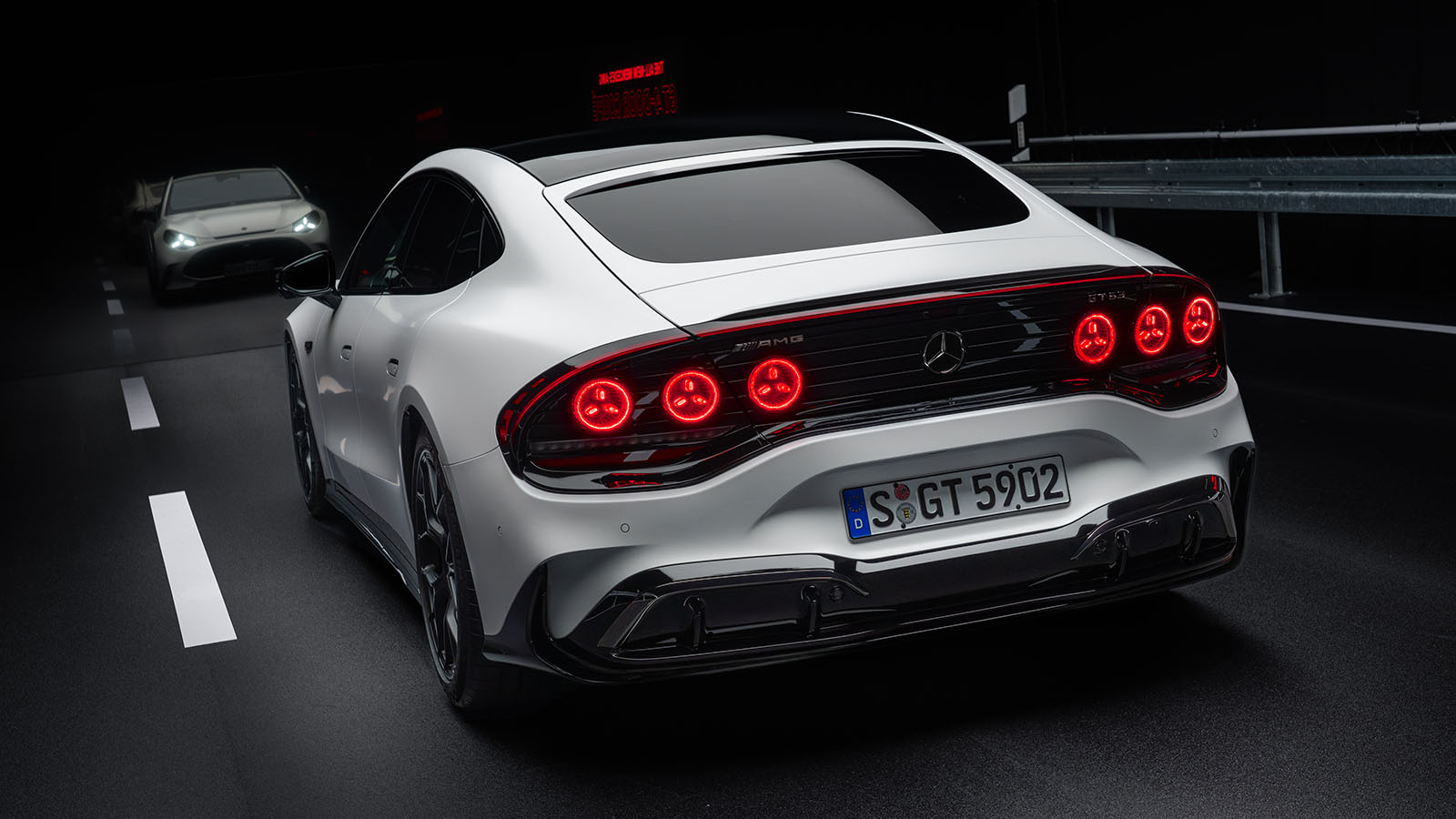  /></p><p>Más allá de la aceleración pura, lo relevante es que Mercedes-AMG quiere mantener una entrega de prestaciones constante. Ese ha sido uno de los grandes desafíos de los eléctricos deportivos: no solo acelerar muy rápido una vez, sino repetirlo sin degradación térmica evidente y mantener potencia en conducción exigente. Para ello, el modelo utiliza una batería de alto rendimiento con refrigeración específica mediante aceite dieléctrico, una solución pensada para controlar mejor la temperatura de las celdas en situaciones de alta demanda.</p>
<h3>Una batería de 106 kWh y carga ultrarrápida de 600 kW</h3>
<p><img src=