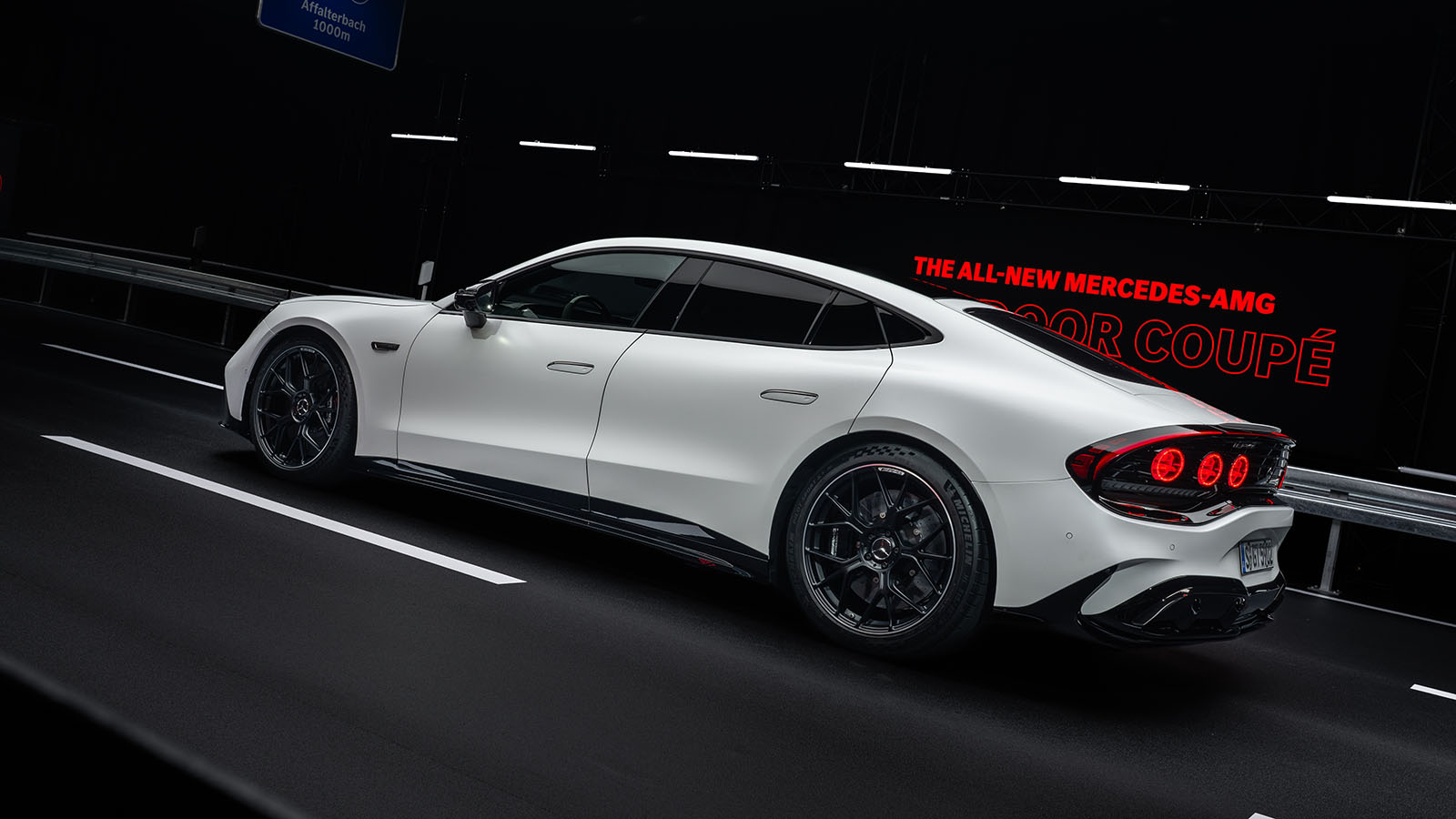 Es capaz de desarrollar hasta 1.1969 CV - Mercedes-AMG /></p><p>Uno de los grandes elementos diferenciales del modelo está en sus motores eléctricos. El nuevo Mercedes-AMG GT 4 Puertas utiliza <strong>tres motores de flujo axial</strong> desarrollados por YASA, compañía británica adquirida por Mercedes-Benz en 2021. Esta tecnología permite obtener una elevada densidad de potencia en un conjunto más compacto y ligero que el de muchos motores eléctricos radiales convencionales.</p>
<blockquote><p>Relacionado:</p><p><a href=