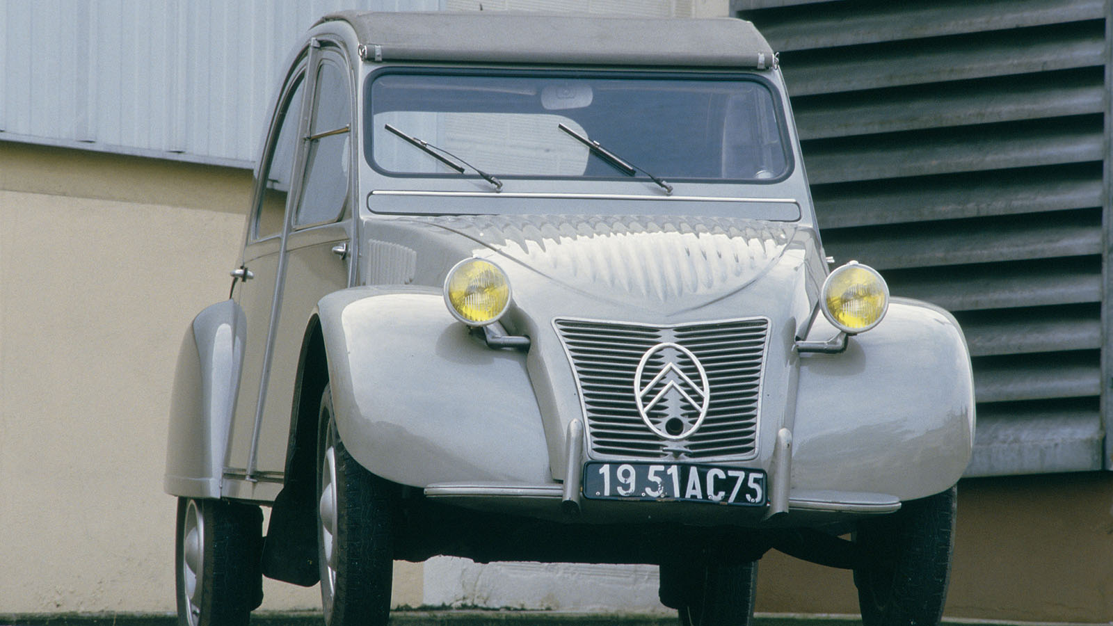 Este fue uno de los primeros 2CV de la historia.  - Citroën /></p><p>Hablar del 2CV significa hablar de uno de los modelos más influyentes de la automoción europea. <strong>Presentado oficialmente en 1948,</strong> el Citroën 2CV nació con una misión muy concreta: motorizar la Francia rural de la posguerra. El pliego de condiciones original era casi legendario dentro de la industria. El coche debía ser <strong>capaz de transportar a cuatro personas y 50 kilos de carga</strong> atravesando un campo arado sin romper una cesta de huevos.</p>
<p>El resultado fue un automóvil extremadamente ligero, sencillo y práctico, con una suspensión muy blanda, bajo consumo y una filosofía completamente distinta a la de otros coches de la época. Durante más de cuatro décadas, <strong>el 2CV se convirtió en un símbolo popular no solo en Francia, sino en gran parte de Europa</strong>. Se fabricaron más de cinco millones de unidades y el modelo terminó asociado a una idea de movilidad sencilla, accesible y profundamente racional.</p>
<blockquote><p>Relacionado:</p><p><a href=