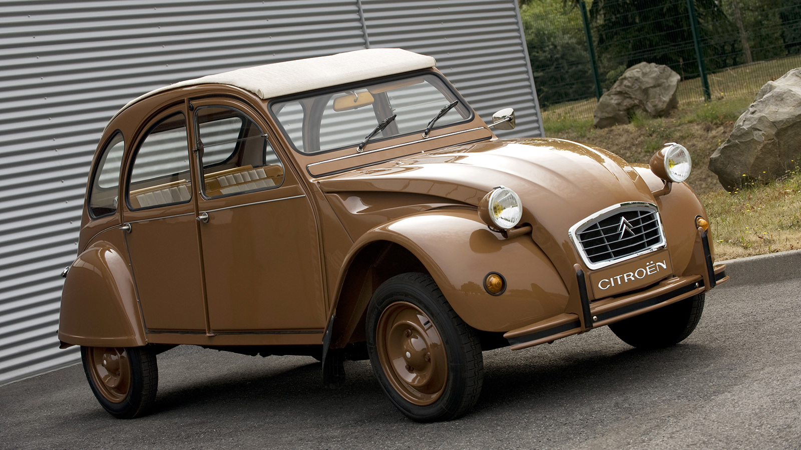 Este fue uno de los últimos prototipos, el Hermes Concept de 2009. - Citroën /></p><p>Aunque Citroën todavía no ha mostrado imágenes definitivas ni datos técnicos completos, el enfoque parece bastante claro. El futuro 2CV eléctrico estará <strong>orientado principalmente al entorno urbano</strong> y responderá a los nuevos desafíos regulatorios de las ciudades europeas. Eso significa dimensiones contenidas, eficiencia, simplicidad de uso y probablemente un precio claramente más ajustado que el de muchos eléctricos actuales.</p>
<blockquote><p>Relacionado:</p><p><a href=