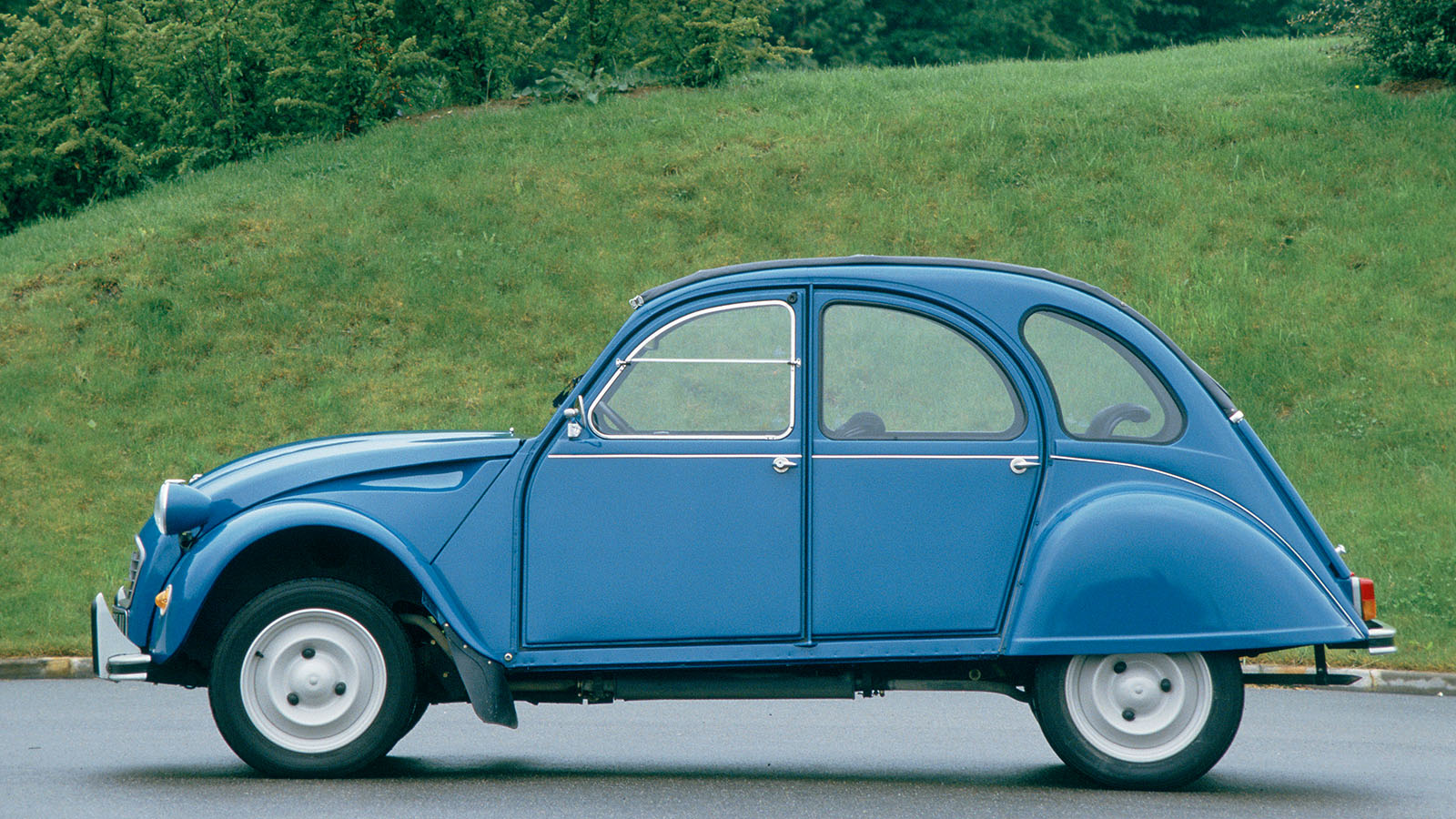 El coche era fácilmente reconocible.  - Citroën /></p><p>Uno de los aspectos más interesantes del anuncio es que Citroën insiste en que el nuevo modelo no será un simple ejercicio de nostalgia. La marca habla explícitamente de <strong>reinterpretar el espíritu del 2CV original</strong> para adaptarlo a las necesidades actuales de movilidad.</p>
<p>Xavier Chardon, CEO de Citroën, lo resumió de manera bastante clara durante la presentación del proyecto: el objetivo no es revivir un coche clásico por razones estéticas, sino recuperar la filosofía que convirtió al 2CV en un icono. Esa filosofía giraba alrededor de varios conceptos muy concretos: <strong>simplicidad, accesibilidad, practicidad y libertad de movimiento.</strong></p>
<blockquote><p>Relacionado:</p><p><a href=