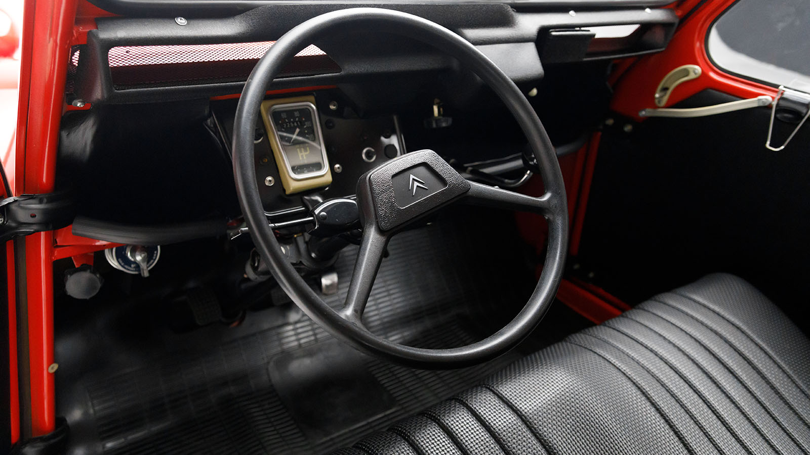 El interior era la simpleza personificada.  - Citroëmnn /></p><p>La gran cuestión será comprobar hasta qué punto Citroën consigue trasladar esa filosofía al mercado actual. Porque el gran reto del coche eléctrico europeo sigue siendo el precio. <strong>Los fabricantes necesitan reducir costes y desarrollar modelos urbanos rentables</strong> sin perder competitividad frente a las marcas chinas, que están entrando con enorme agresividad en el segmento de acceso.</p>
<blockquote><p>Relacionado:</p><p><a href=