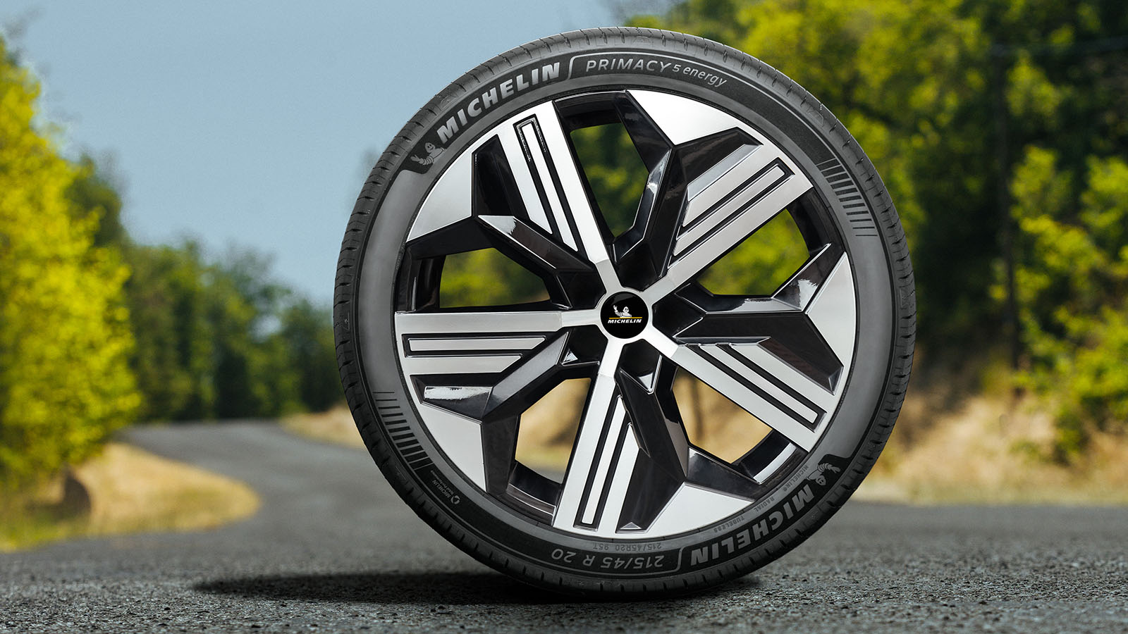 Las ruedas son uno de los elementos más importantes para la seguridad del coche.  - Michelin /></p><p>Desde Michelin son conscientes del cambio que ha experimentado el automóvil en la última década (e incluso menos). La masificación de opciones alternativas, centrando sobre todo el tiro en el coche eléctrico, la presión regulatoria sobre las emisiones y, ojo, también en el segmento de las ruedas, la <strong>llegada masiva de fabricantes chinos</strong> casi les han obligado a rediseñar todos los componentes. Y mientras que en el coche esta transformación parece ser complicada, en el neumático es incluso más difícil encontrar el equilibrio.</p>
<p>Hasta ahora, mejorar agarre solía penalizar consumo y desgaste. Reducir resistencia a la rodadura implicaba perder tacto deportivo. Y aumentar duración normalmente obligaba a renunciar a parte de las prestaciones dinámicas. Pero Michelin asegura haber trabajado precisamente sobre ese conflicto técnico.</p>
<blockquote><p>Relacionado:</p><p><a href=