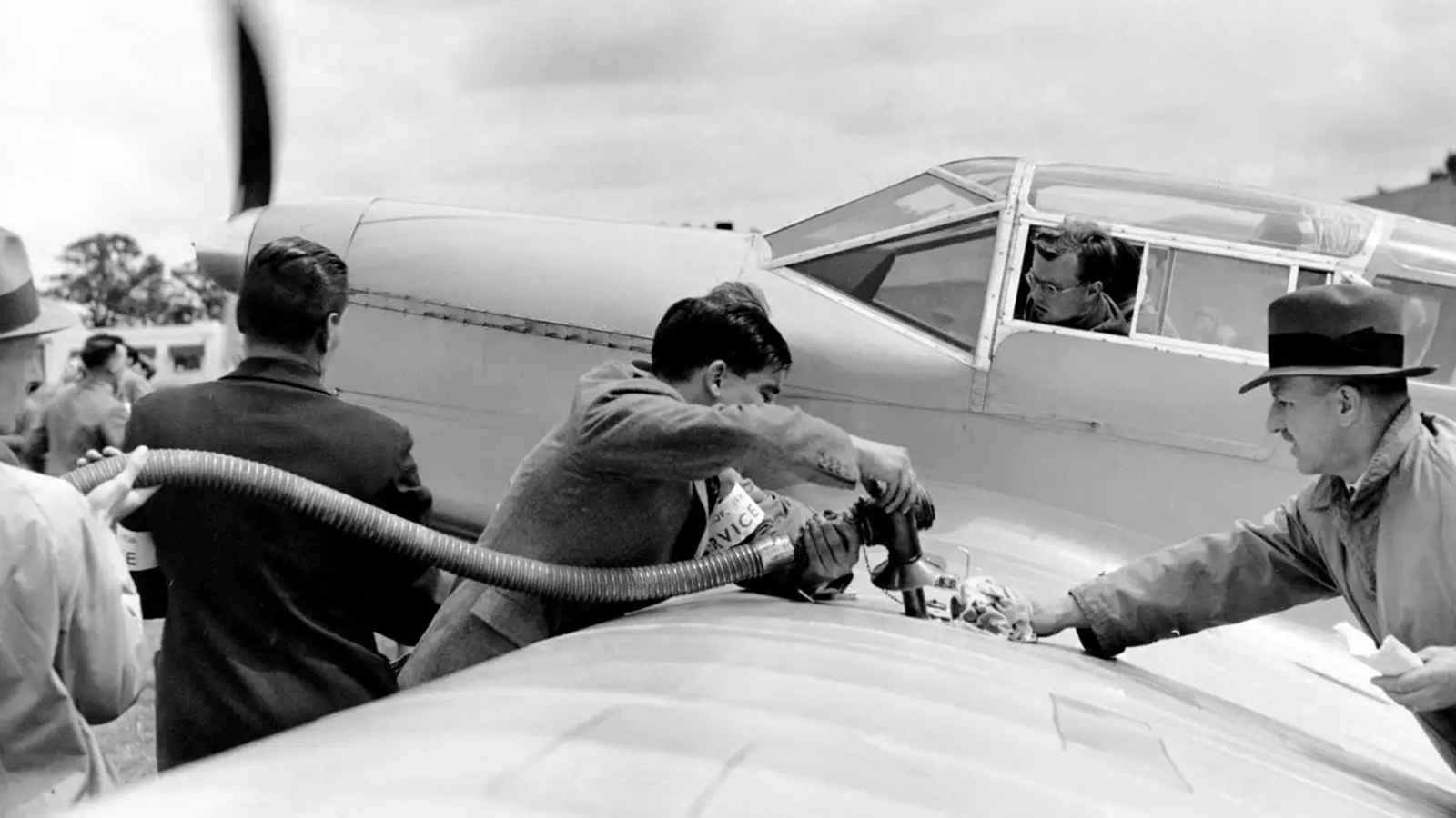 Air bp celebra 100 años suministrando combustible de aviación.