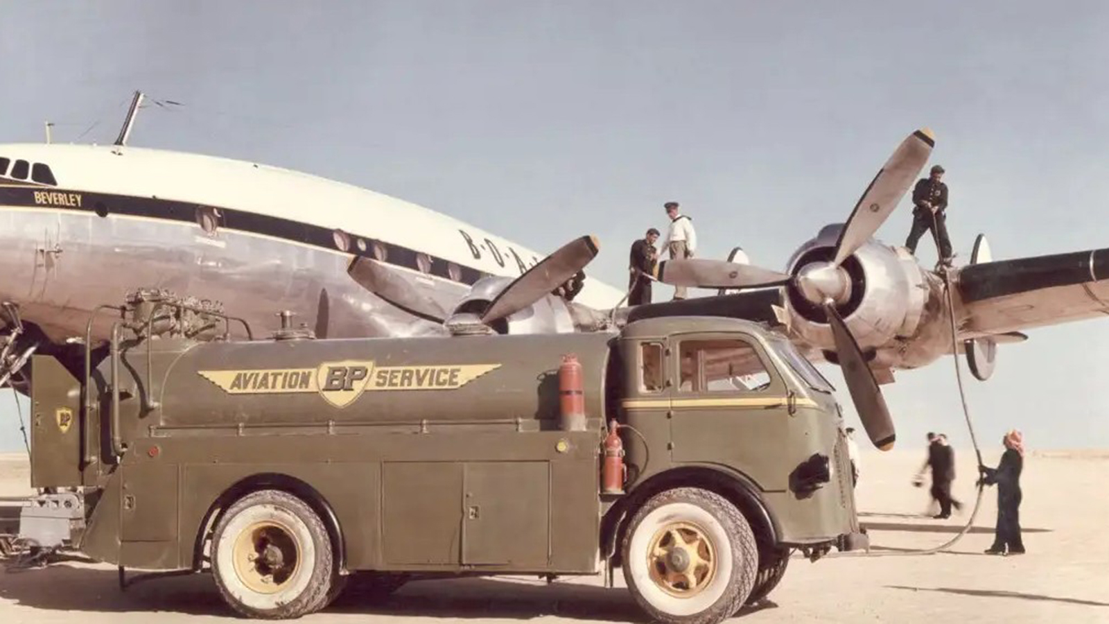 Air bp celebra 100 años suministrando combustible de aviación.