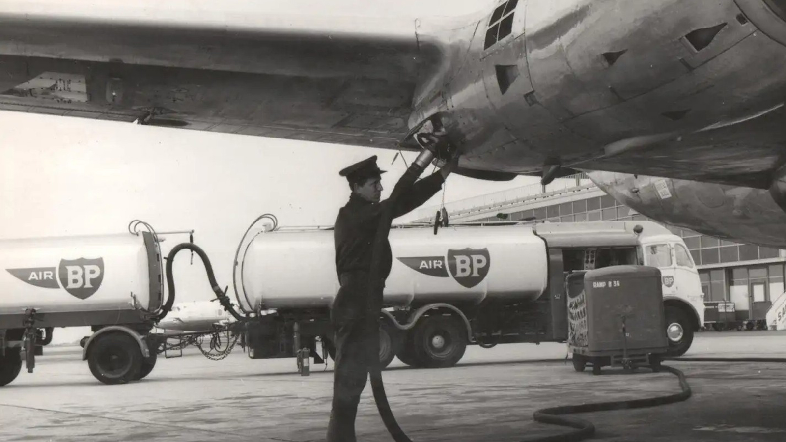 Air bp celebra 100 años suministrando combustible de aviación.