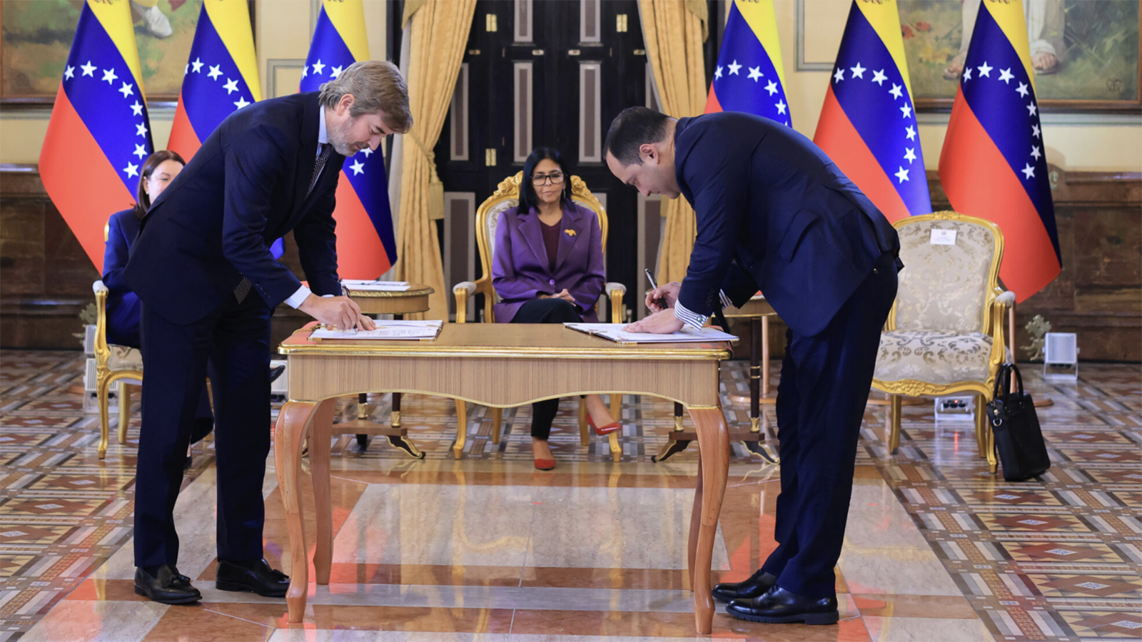 Repsol firma un acuerdo para la exploración y el desarrollo de una nueva zona petrolífera en Venezuela