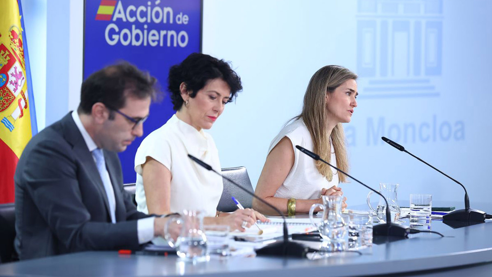 Gobierno español recorta impuestos a combustibles y luz para aliviar crisis por conflicto en Oriente Medio