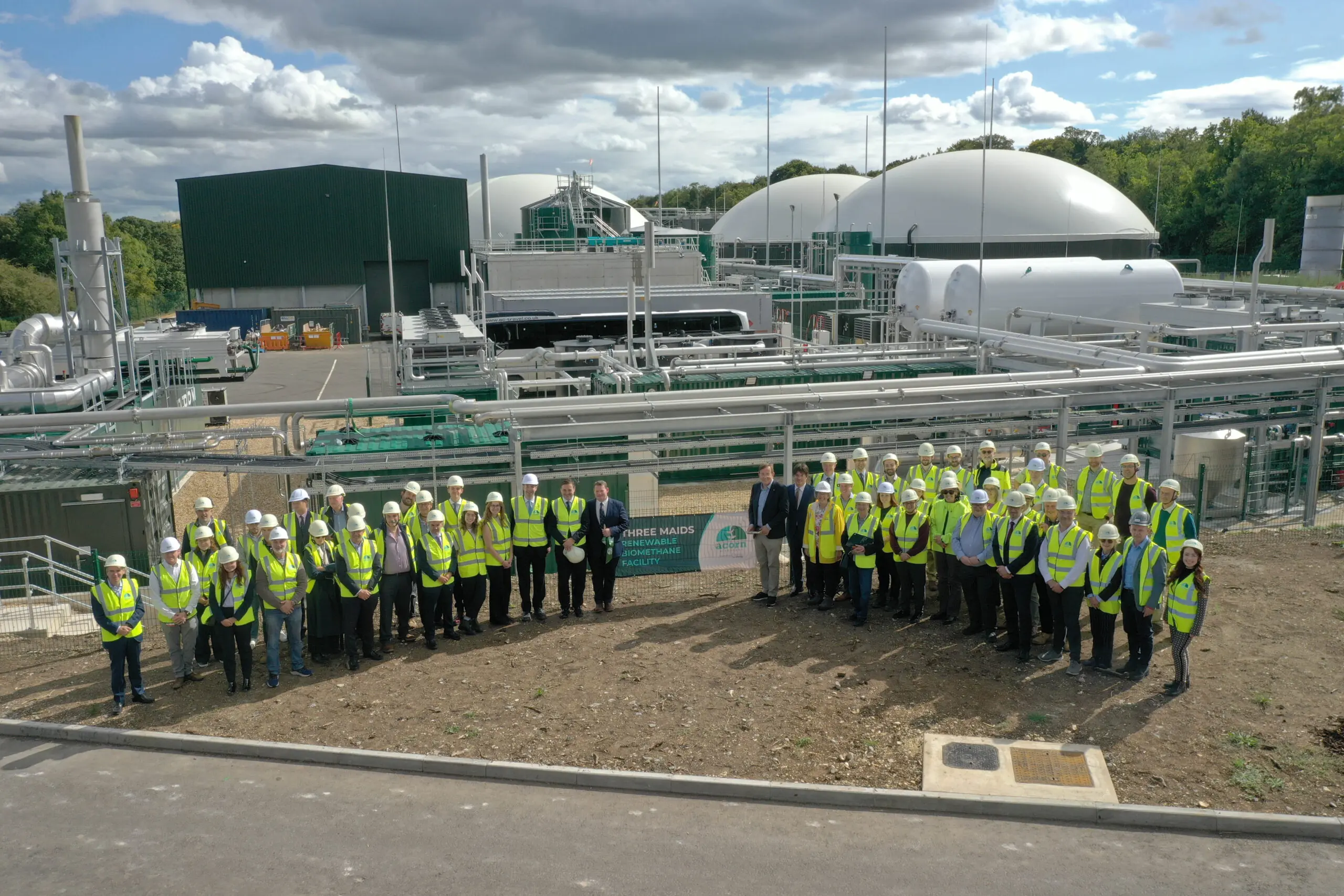 Qualitas Energy inauguró en 2025 en Winchester su primera planta de biometano en Reino Unido, capaz de abastecer a más de 9.000 hogares. /></p><p>Su modelo basado en levantar capital institucional, comprar o desarrollar activos, optimizarlos y rotarlos para reinvertir es el mismo que protagoniza esta oleada de compraventas, y acaba de escalarlo: a través de su fondo Qualitas Energy VI, con un objetivo de captación de 3.250 millones de euros, ha acordado comprar a la australiana Macquarie la plataforma europea de Cero Generation, una cartera de 5,8 GW solares y de baterías en Reino Unido, Italia y España, de los que más de 2 GW ya están operativos, en construcción o listos para construir. Es, quizá, el mejor ejemplo de que en el sector renovable español ya no importa tanto de dónde es la empresa como de dónde viene el capital que mueve.</p>
<h3>El mapa</h3>
<p><strong>Emiratos Árabes Unidos</strong>, vía <a href=