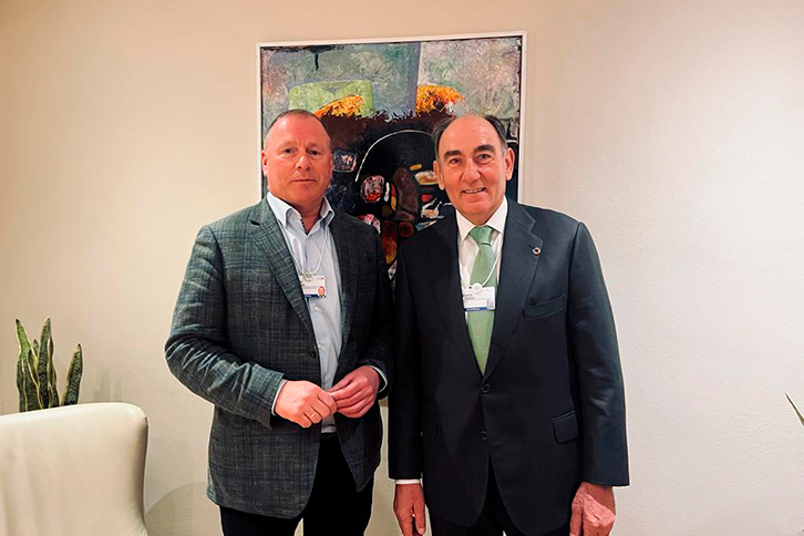 Nicolai Tangen, consejero delegado (CEO) de Norges Bank, e Ignacio Galán, presidente ejecutivo de Iberdrola, se reúnen en el Foro de Davos 2024. /></p><h3>Accionista, propietario o prestamista</h3>
<p>Conviene distinguir tres formas de participación del capital extranjero, porque no todos los inversores hacen lo mismo.</p>
<p>El primero es el socio accionarial minoritario, que entra en el capital sin desplazar el control de la compañía vendedora: suele adquirir en torno al 50% de una cartera concreta ya construida, como <strong>Masdar</strong> en <strong>Endesa</strong> y <strong>Repsol</strong>. En ambos casos, el inversor emiratí ha adquirido el 49,99% de carteras de renovables operativas, mientras el socio español conserva el control.</p>
<p>El segundo es la propiedad directa de los activos o de la plataforma que los agrupa: inversores que no entran en el capital de una gran eléctrica española, sino que desarrollan, compran o controlan directamente carteras de generación, como hizo <strong>Brookfield</strong> al <a href=