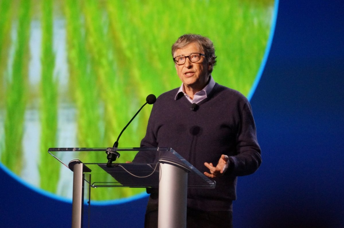 Bill Gates lidera Breakthrough Energy Ventures, el fondo climático que participó en la ronda de 36 millones de euros de la vasca H2SITE /></p><p>En <strong>Basquevolt</strong>, el proyecto vasco de baterías de estado sólido, el respaldo viene sobre todo de Iberdrola, Enagás y el Gobierno Vasco, junto a EIT InnoEnergy, el vehículo con el que la UE busca alternativas europeas a China en baterías. Los fondos, en definitiva, no solo compran activos energéticos, compran también el software y los datos que van a gestionar la energía del futuro.</p>
<h3>Capital de paso o valor industrial</h3>
<p>Para <strong>Artur Patuleia, analista del think tank E3G</strong>, "los fundamentales están ahí" para que las renovables impulsen una reindustrialización verde, pero avisa de que hace falta una conversación europea sobre dónde se localizan las actividades más intensivas en energía. "La alternativa es que toda la cadena de valor acabe saliendo de Europa".</p>
<p>El crecimiento da margen para decidirlo: el FMI calcula que España creció un 2,8% en 2025, frente al 1,4% de la eurozona, y prevé un 2,1% este año, el doble que la media europea. Pero el exceso de generación, que ya provoca precios negativos, obliga a virar el foco hacia la red y el almacenamiento, la siguiente frontera donde también compite el capital extranjero. Veremos si el país capturará valor industrial transformador además del capital financiero.</p></div></body></html>