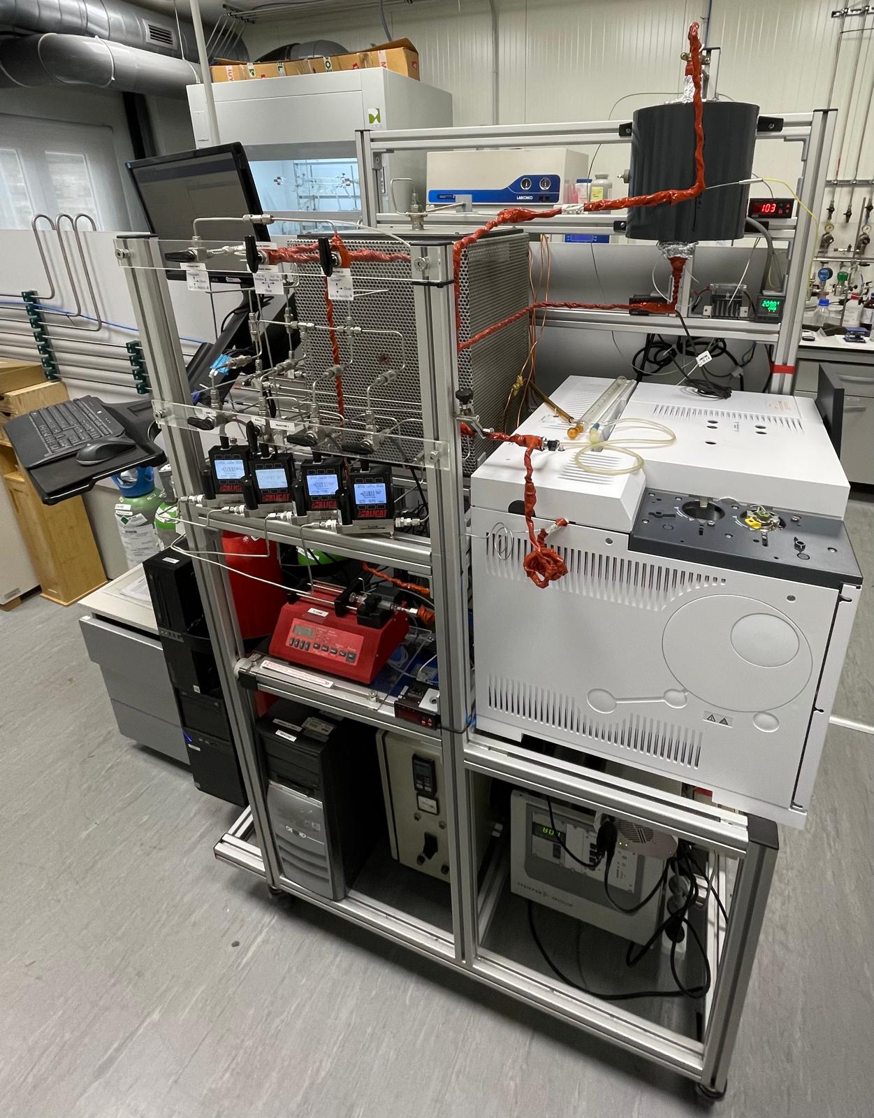  /></p><h3><strong>Limitaciones termodinámicas</strong></h3>
<p>Los investigadores han utilizado el software de simulación <strong>Aspen Plus</strong> para determinar cómo influyen la temperatura, la presión y la presencia de otras moléculas, como oxígeno y agua, en las distintas reacciones. Los resultados muestran importantes limitaciones termodinámicas, pero permiten también identificar <strong>qué condiciones y rutas pueden favorecer la formación de los productos buscados y cuáles compiten con ella</strong>.</p>
<p>El estudio aporta además una pieza para interpretar resultados experimentales obtenidos anteriormente por el mismo grupo de la UNED, que ya había conseguido la transformación directa de metano y CO2 y la obtención, entre otros productos, de <strong>acetona y dimetil éter en condiciones de temperatura y presión particularmente bajas</strong>. "Los resultados del estudio termodinámico teórico actual reafirman los resultados experimentales que ya habíamos obtenido y nos ayudan a entender caminos y mecanismos de reacción viables hacia la formación de algunos de estos productos", señala Ivars-Barceló.</p>
<p>El equipo trabaja ahora en <strong>catalizadores más avanzados y en la búsqueda de condiciones de reacción óptimas</strong> para aumentar tanto el rendimiento de la transformación del metano y el CO2 como la selectividad hacia los productos de mayor valor.</p>
<p>El trabajo está firmado por <strong>Elena Montejano-Nares, Ángel Maroto-Valiente, Esther Asedegbega-Nieto y Francisco Ivars-Barceló</strong>, del Departamento de Química Inorgánica y Química Técnica de la Facultad de Ciencias de la UNED. Montejano-Nares, primera autora del artículo, está a punto de defender su tesis doctoral en la UNED, dirigida por Asedegbega-Nieto e Ivars-Barceló.</p></div></body></html>