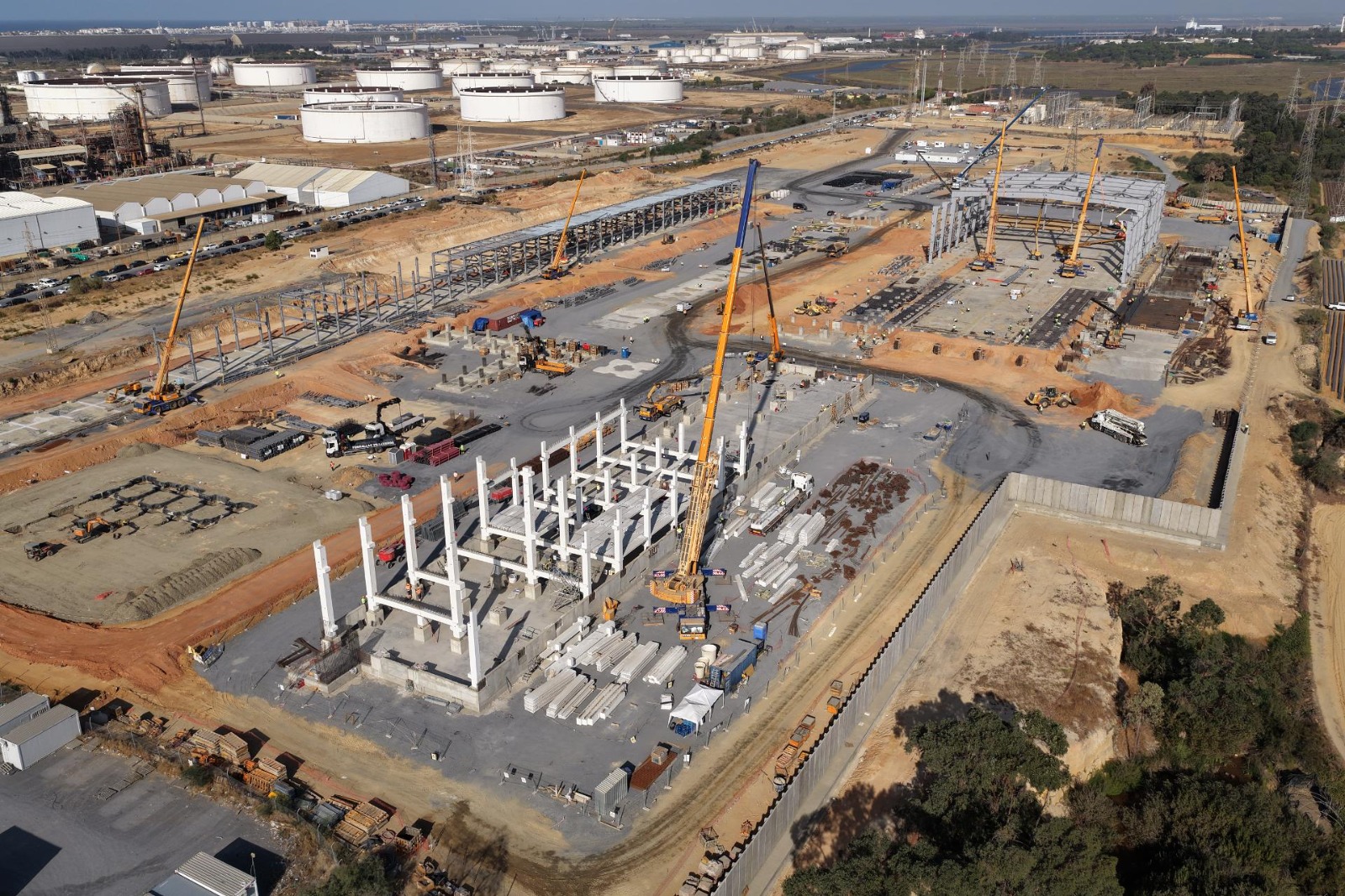  /></p><h3><strong>Un proyecto único</strong></h3>
<p>El presidente del Gobierno, <strong>Pedro Sánchez</strong>, ha asegurado que "este proyecto es una oportunidad industrial enorme, que tranforma nuestra economía, genera empleo y durará varias décadas. "</p>
<p>La <strong>vicepresidenta ejecutiva de la Comisión Europea para una Transición Limpia, Justa y Competitival, Teresa Ribera</strong> ha lanzado un comunicado en el que asegura que "el reconocimiento de esta planta como Proyecto de Interés Común por la UE refleja su dimensión estratégica y contribución a la transformación de nuestro sistema energético".</p>
<p>Por su parte, <strong>Juanma Moreno Bonilla, presidente de la Junta de Andalucía,</strong> ha afirmado que "aquí se inicia la construcción del símbolo más potente con el que decirle al mundo que Andalucía y España están preparadas y capacitadas para ser protagonistas de la ‘revolución’ por la energía limpia que necesita el planeta”.</p>
<p>En esa línea, Moreno ha reivindicado el liderazgo que Andalucía viene marcando en el ámbito de las energías limpias. “Tenemos en nuestras manos la enorme oportunidad, y la responsabilidad, de convertir a Andalucía en la gran factoría de producción y exportación de hidrógeno renovable de Europa”.</p>
<p><strong>Maarten Wetselaar, CEO de Moeve, ha asegurado que</strong>  "convertimos, de nuevo, una ambición en una realidad tangible: hoy dejamos atrás la era de los proyectos piloto de hidrógeno verde para avanzar hacia la construcción de proyectos de gran escala. El proyecto Onuba consolida a España en el vagón de cabeza europeo para la producción de nuevas energías sostenibles y supone un paso decisivo para conseguir una Europa más competitiva y energéticamente más autónoma".</p>
<blockquote><p>El redactor recomienda: </p><ul><li><a href=