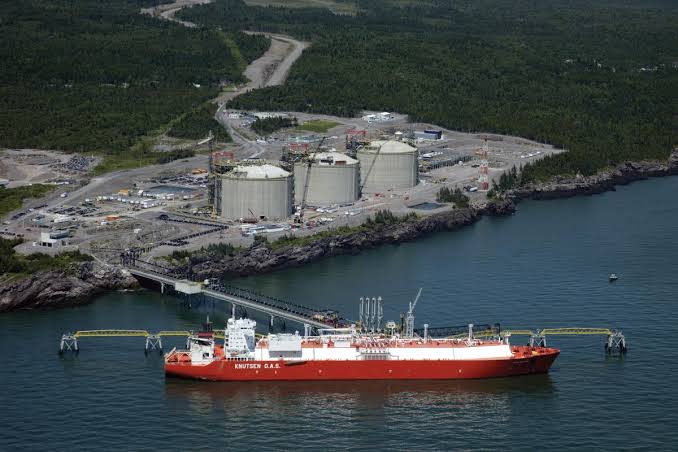  /></p><p>Tras la guerra de Ucrania, con Europa desesperada por sustituir el gas ruso, Canadá y la propia Repsol estudiaron reconvertir Canaport en una terminal de exportación hacia el continente. Pero en marzo de 2023 la española descartó el proyecto ya que transportar el gas desde el oeste canadiense, donde se concentra la producción, hasta esa terminal en la costa Este resultaba demasiado caro.</p>
<p>La razón de fondo es estructural. Canadá nunca desarrolló la red de oleoductos y gasoductos que uniera sus zonas de producción, concentradas en el oeste, con su costa atlántica. Toda la infraestructura histórica se construyó en sentido norte-sur, para abastecer a EEUU, y los nuevos proyectos siguen topando con los vetos de comunidades indígenas a su paso. Esa misma limitación sigue vigente hoy, más de una década después de que se inaugurara Canaport.</p>
<p>Es precisamente esa carencia la que España, a través de su sector de infraestructuras, quiere ayudar a resolver. Delegados del Gobierno canadiense han visitado Madrid en los últimos meses, y fuentes canadienses sitúan a las constructoras españolas en un papel central dentro de la alianza de inversiones para explotar las materias primas, con la vista puesta en levantar los puertos y corredores logísticos que Canadá necesita para sacar petróleo y minerales críticos hacia Europa.</p>
<p>El interés se concentra en las llamadas operaciones <em>midstream</em> de transporte, almacenamiento y refino, con especial atención a crear infraestructura conjunta de procesamiento y refino limpio, ya que la UE busca además reducir su dependencia de la capacidad de refino china. España ha estudiado ya en qué proyectos estratégicos podría participar, sin descartar fórmulas de <em>joint venture</em> con empresas locales.</p>
<h3><strong>Discurso verde, inversión fósil</strong></h3>
<p>A esa promesa energética se suma una contradicción que empieza a hacerse visible. En la cumbre de inversión que Carney celebró esta semana en Toronto, los proyectos que concentraron la atención y el dinero fueron, sobre todo, fósiles.</p>
<p>Un oleoducto en la Costa Oeste valorado en más de 35.000 millones de dólares y la terminal de gas licuado Ksi Lisims, de 28.500 millones, coparon los titulares. El almacenamiento, la red eléctrica, la nuclear y las renovables aparecían también en el cuaderno de inversión, pero en un plano claramente secundario.</p>
<p>"La inversión en energía limpia es, a escala global, aproximadamente el doble que la fósil", recordaba <strong>David Pickup, del think tank de transición energética Pembina Institute</strong>, confiando en que la cumbre sirviera para atraer ese capital hacia Canadá. <strong>David Suzuki</strong>, uno de los <strong>divulgadores ecologistas y ambientalistas</strong> más conocidos de Canadá desde hace décadas, afirmó recientemente que reunir a grandes inversores para pedirles que apuesten por Canadá no puede ir de la mano de perpetuar "la destrucción de la biosfera que nos sostiene".</p>
<p>Con esos tres frentes abiertos (el atractivo real de la energía canadiense, el nudo de la infraestructura que ni Repsol ni nadie ha resuelto todavía, y la distancia entre el discurso verde de Carney y sus propias inversiones) la cumbre de Montreal de finales de octubre será la primera prueba de si la alianza energética entre la UE y Canadá pasa de la declaración de intenciones a proyectos concretos.</p>
<p>Ahí se espera concretar también la cooperación sobre 34 materias primas críticas, con un mecanismo de diálogo directo entre la Comisión Europea y el Ministerio de Recursos Naturales canadiense, la primera operación directa del Banco Europeo de Inversiones en suelo canadiense, y un proyecto de la OTAN que vincula a Canadá con nueve Estados de la UE, España entre ellos, para asegurar el suministro de minerales destinados a la industria de defensa transatlántica.</p></div></body></html>