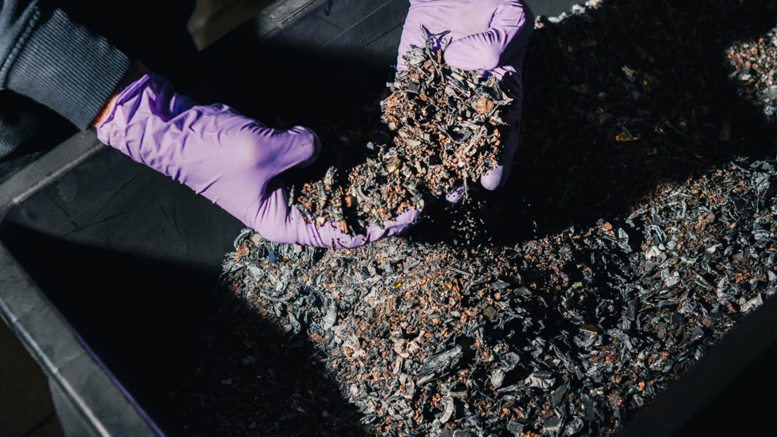 n marzo de 2025, cuando se presentó el proyecto, la compañía ya había producido alrededor de 65 toneladas de masa negra - Porsche /></p><p>El proyecto <strong>se ha desarrollado en tres etapas.</strong> La primera comenzó con el desmontaje y la trituración mecánica de baterías de alta tensión procedentes de vehículos de desarrollo de Porsche. De ese proceso se obtiene la denominada masa negra, una mezcla que contiene los materiales valiosos de las celdas.</p>
<p>En marzo de 2025, cuando se presentó el proyecto, <strong>la compañía ya había producido alrededor de 65 toneladas de masa negra</strong>. El siguiente paso consistió en refinarla y separar los componentes necesarios para fabricar nuevas baterías, prestando especial atención a su pureza.  Ahora Porsche ha completado la tercera fase: transformar esas materias primas recuperadas en nuevos materiales activos de cátodo y utilizarlos para fabricar celdas funcionales.</p>
<blockquote><p>Relacionado:</p><p><a href=