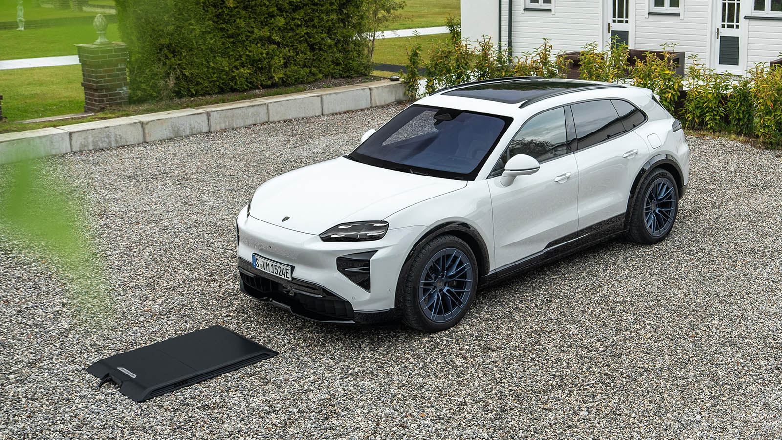 El Cayenne ya puede cargarse sin cables.  - Porsche /></p><p>De manera paralela, Porsche también avanza en la tecnología de recarga de sus vehículos eléctricos. La compañía ha anunciado que el <a href=