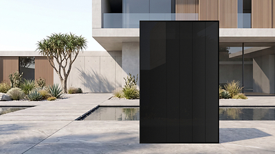  /></p><h3><strong>Características</strong></h3>
<p>La serie C2 está compuesta por dos configuraciones basadas en la misma tecnología de célula back contact. Por un lado, <strong>el modelo C2 S Black, diseñado para instalaciones residenciales y pequeños proyectos comerciales</strong>, ofrece una potencia de hasta 495 W y una eficiencia del 23,8 %. Por otro, los modelos C2 L y C2 L UPP <strong>están orientados a proyectos comerciales de gran tamaño y plantas utility-scale</strong>, alcanzando hasta 670 W de potencia, una eficiencia de hasta el 24,8 % y una bifacialidad de hasta el 85% en las versiones L y L UPP.</p>
<p>Estos paneles emplean un diseño back contact de superficie completa sin espacios —sin barras colectoras metálicas en la cara frontal—, lo que incrementa en más de un 5 % la densidad de potencia útil por panel en comparación con una configuración convencional de contacto frontal de iguales dimensiones, debido simplemente a que existe una mayor superficie activa de la celda expuesta al sol.</p>
<p>La empresa destaca asimismo un coeficiente de temperatura de -0,26 %/°C y una tasa de degradación anual inferior al 0,35 %, lo que permite conservar aproximadamente el 88,85 % de la potencia inicial del panel tras 30 años de funcionamiento. Cada módulo C2 cuenta con una garantía de larga duración que incluye hasta 25 años de garantía de producto y 30 años de garantía de potencia, según el modelo.</p>
<p>"El diseño sin busbars de la serie C2 elimina las líneas metálicas frontales que generan sombreado en los paneles convencionales. Esta es la clave que impulsa la mejora de la eficiencia: no se trata de un recubrimiento especial ni de una optimización por software, sino simplemente de una mayor superficie activa expuesta al sol", explicó <strong>Karin Alberto Burkhardt</strong>, directora de Producto Fotovoltaico de TCL SunPower Global.</p>
<p>"En el modelo residencial S Black, este mismo diseño proporciona una estética completamente negra y uniforme. En las variantes C2 L y C2 L UPP se combina con una construcción bifacial vidrio-vidrio, ideal para aplicaciones comerciales y proyectos a gran escala. En toda la gama, la serie C2 ofrece una eficiencia de hasta el 24,8 %, un mejor rendimiento en condiciones de baja irradiancia y menores pérdidas energéticas por sombreado parcial frente a las tecnologías convencionales. Ese es el significado de nuestro concepto 'Better by Design': tanto la estética como el rendimiento nacen de la misma decisión de diseño".</p></div></body></html>