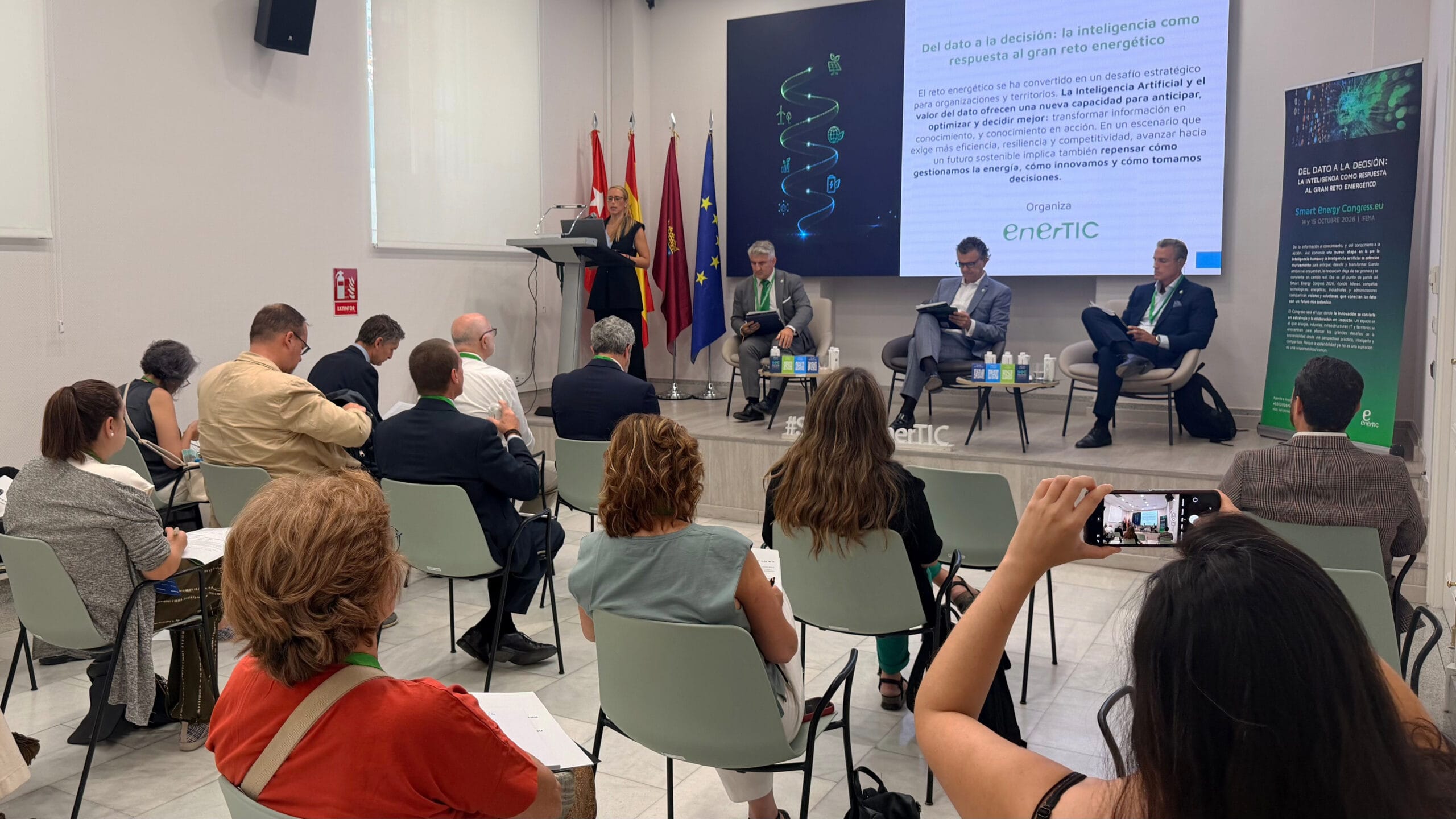  /></p><p>Las salas temáticas completarán el programa con <strong>conversaciones y casos reales en los ámbitos de Energy & Utilities, Industry & Mobility, eGovernment & Cities e IT Infrastructure & Data Center</strong>. Estos espacios permitirán profundizar en retos específicos y contrastar las experiencias de compañías energéticas y utilities, industria, administraciones y organizaciones que gestionan infraestructuras digitales.</p>
<p>Entre las prioridades del programa figuran:</p>
<ul>
<li><strong>Energía y utilities</strong>: adaptar redes y activos, acelerar la incorporación de renovables y almacenamiento, integrar grandes consumidores y reducir los plazos de nuevos proyectos. La digitalización, los datos y la inteligencia operacional permitirán contrastar respuestas para mejorar la eficiencia, la flexibilidad y la continuidad operativa.</li>
<li><strong>Industria, logística y movilidad</strong>: conectar datos productivos y energéticos, reducir ineficiencias y reforzar la competitividad mediante IA, automatización, mantenimiento predictivo y gemelos digitales. El debate vinculará estas capacidades con la descarbonización y la reindustrialización.</li>
<li><strong>IA y centros de datos</strong>: analizar las condiciones para que España avance como nodo europeo de infraestructuras digitales, atendiendo a su integración en el sistema energético, la eficiencia, los objetivos Net Zero y las nuevas necesidades de computación.</li>
<li><strong>Gobernanza, seguridad y soberanía del dato</strong>: abordar la calidad de la información, la interoperabilidad, la integración IT/OT y la ciberseguridad para mantener la confianza, el control y la resiliencia de sistemas cada vez más conectados.</li>
<li><strong>Ciudades, territorios y servicios públicos</strong>: trasladar los datos a decisiones que mejoren la planificación, la movilidad y la gestión de infraestructuras urbanas, con especial atención a la eficiencia energética y las necesidades ciudadanas.</li>
</ul>
<p>Entre los participantes figuran <strong>Sergio Merchán, CIO Global de Iberdrola; Concha Sánchez, directora general de Operación de Red Eléctrica; Pedro del Castillo, CIO & CDO de Enagás; y Marian de la Peña, Chief Digital, Analytics and IT Officer de ENGIE España</strong>.</p>
<p>Junto a ellos intervendrán, entre otros, <strong>Ana Ortín, Chief Data & IA Officer de Mahou San Miguel; Pablo de la Puente, CIO de Gestamp; y Mariano Domingo, CIO de AENA</strong>. Su participación conectará las decisiones sobre energía, tecnología y operaciones con la experiencia de organizaciones que gestionan activos y servicios esenciales.</p>
<p>La <strong>inauguración oficial tendrá lugar el miércoles 14 de octubre, de 12:00 a 12:20 horas</strong>, en la Zona EXPO, con <strong>Jesús Herrero Poza</strong>, director general de <a href=