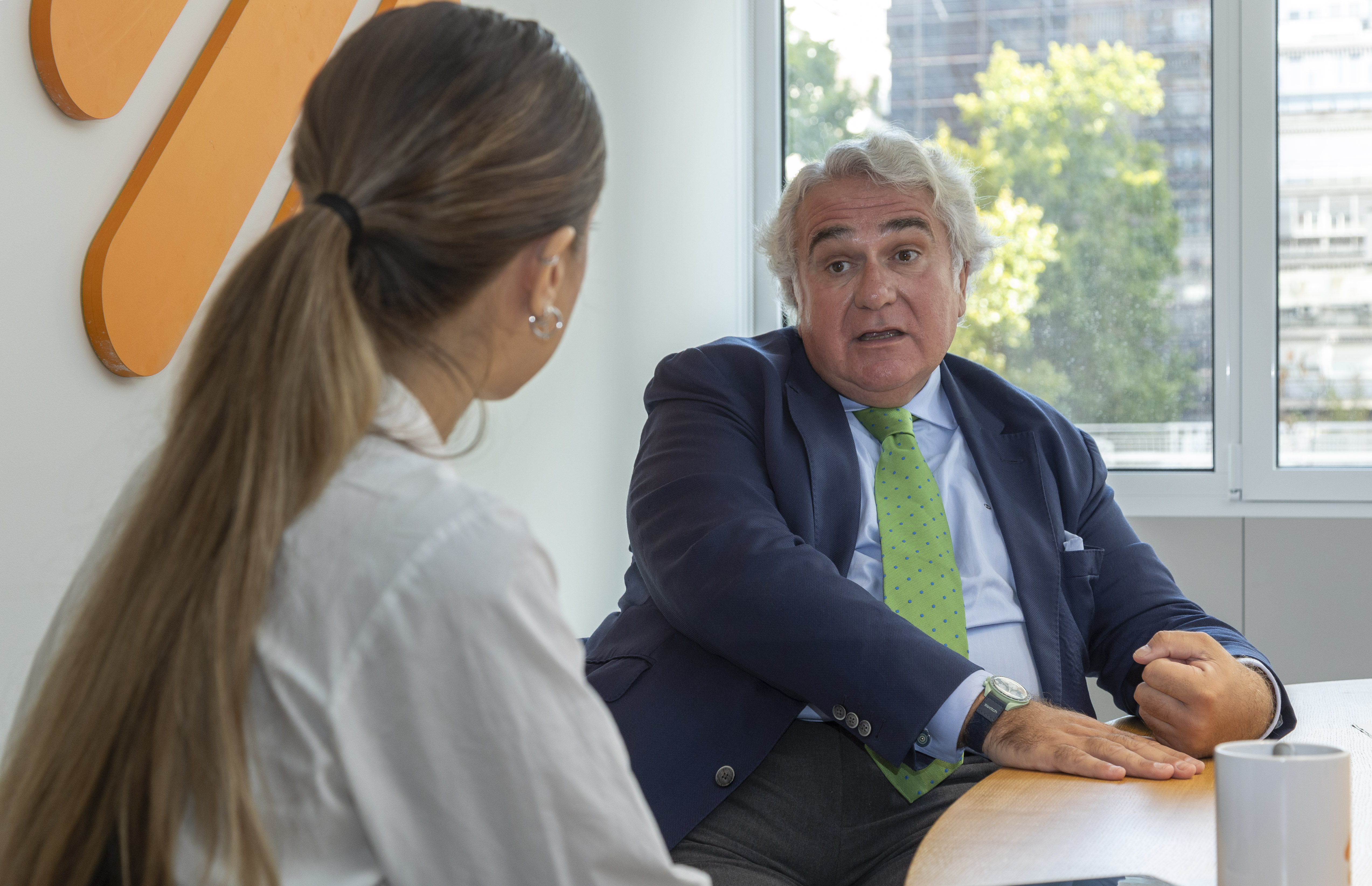  /></p><p>La expansión del almacenamiento será necesaria para acompañar la creciente penetración renovable, pero el CEO de Helix Energy considera que cada proyecto debe analizarse individualmente y con el apoyo de equipos técnicos especializados. La falta de experiencia acumulada sobre estas instalaciones dificulta, a su juicio, establecer criterios homogéneos para valorar el riesgo.</p>
<p>La <strong>ciberseguridad</strong> constituye otro de los riesgos que han adquirido una importancia creciente. La digitalización de las instalaciones energéticas y la utilización de sistemas de control remoto permiten operar plantas y redes a distancia, pero también abren nuevas vías de exposición que pueden conllevar importantes reclamaciones y siniestros.</p>
<p>Real considera que las empresas, especialmente las de menor tamaño, deben reforzar la prevención, los controles tecnológicos, la formación y las simulaciones de incidentes, ya que una póliza de ciber riesgos por sí sola no elimina el problema. El seguro debe formar parte, en su opinión, de una estrategia más amplia de protección frente a este tipo de amenazas.</p>
<h3>La cadena de suministro, otro riesgo estratégico</h3>
<p>A estos factores se suma la <strong>creciente vulnerabilidad de las cadenas de suministro.</strong> Los retrasos en la llegada de equipos o componentes pueden prolongar la indisponibilidad de una instalación y traducirse en pérdidas de beneficios, especialmente cuando la sustitución de determinados elementos depende de fabricantes concretos o de cadenas de suministro internacionales.</p>
<p>La situación geopolítica añade además un componente de incertidumbre que dificulta anticipar tanto los plazos como los costes de reposición. Para Real, se trata de un riesgo que puede tener una incidencia directa sobre la continuidad de los proyectos energéticos y que debe incorporarse a la evaluación aseguradora.</p>
<blockquote><p>Relacionado:</p><p><a href=