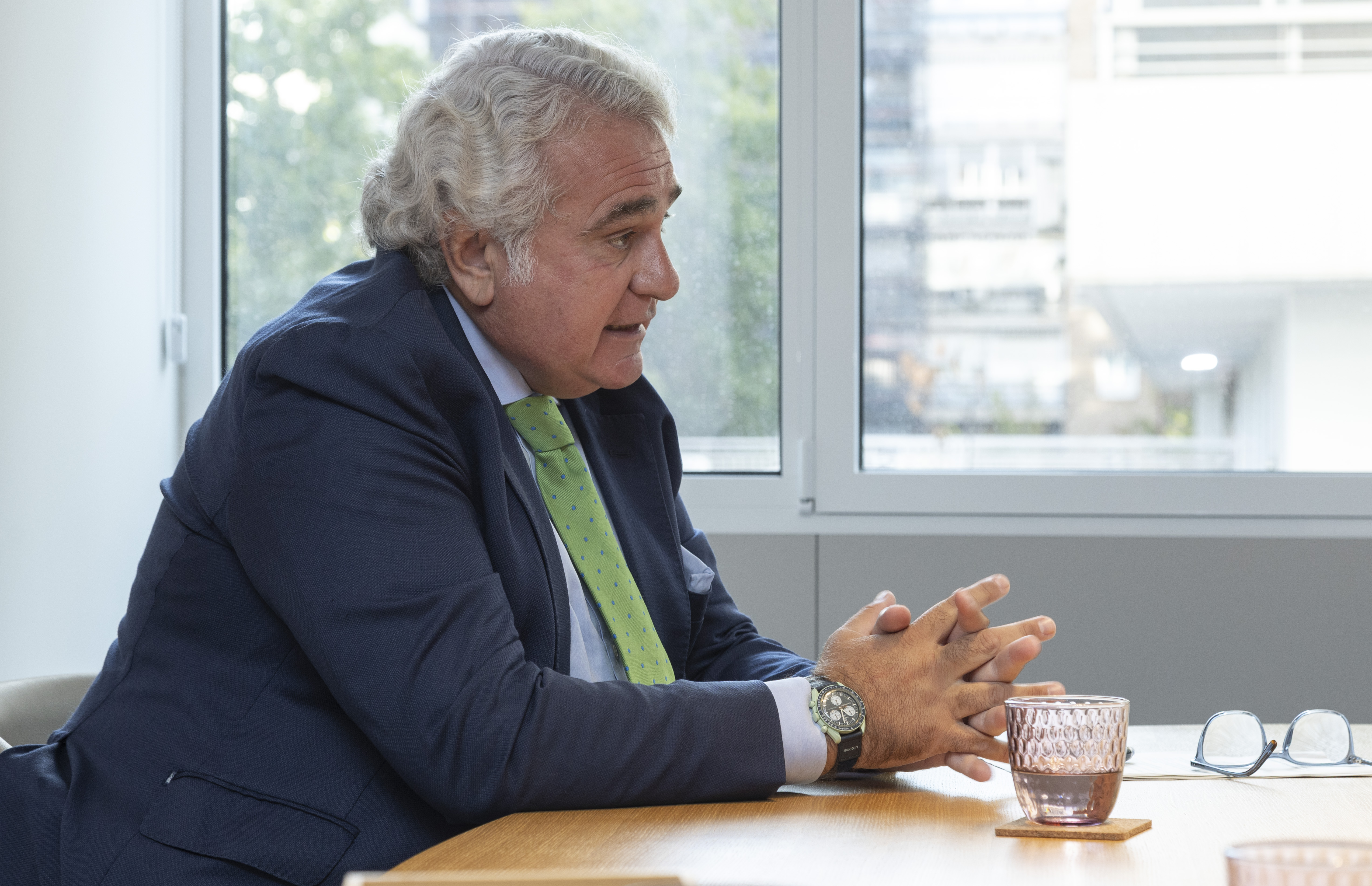 /></p><p>Helix Energy también apuesta por mejorar la gestión de los siniestros mediante <strong>herramientas digitales</strong> que faciliten la presentación de reclamaciones y aporten trazabilidad al proceso. La compañía dispone de una plataforma que permite a los afectados aportar documentación y realizar un seguimiento de sus expedientes, aunque Real subraya que la tecnología debe complementar, y no sustituir, la atención especializada. En definitiva, “dar paz” los perjudicados y a los asegurados junto a su corredor de seguros.</p>
<p>El objetivo es reducir los plazos de gestión y facilitar la relación entre las empresas afectadas, los gestores de los siniestros y el resto de actores implicados.</p>
<p>El reto, en última instancia, pasa por <strong>conseguir que el mercado asegurador sea capaz de acompañar la transformación energética sin trasladar a las empresas unas condiciones que hagan inviables determinados proyectos.</strong> Para Real, conocer mejor los nuevos riesgos y adaptar las coberturas a la realidad de cada actividad será determinante para que el seguro pueda seguir actuando como una herramienta de protección y no convertirse en un obstáculo adicional para la evolución del sector.</p>
<h3>Generación, distribución y comercialización: tres negocios, tres mapas de riesgo</h3>
<p><strong>No se puede asegurar igual una planta fotovoltaica que una distribuidora o una comercializadora</strong>. Cada eslabón tiene su propio mapa de riesgos, explica Real. En fotovoltaica, el granizo, el robo de cable y el incendio forestal concentran buena parte de los siniestros. En eólica, las averías de multiplicadoras y palas, y el incendio de góndola pueden suponer meses de parada. Pero el riesgo más olvidado es la interrupción por fallo aguas arriba: la distribuidora no recibe electricidad por causa ajena a ella y deja de suministrar a sus clientes. No hay daño propio, pero sí una pérdida de ingresos que la póliza tradicional no recoge. Helix Energy la incorpora en sus programas para distribuidoras.</p>
<p>Las distribuidoras son las más expuestas a las reclamaciones de terceros. Una sobretensión o un corte puede dañar equipos de clientes o paralizar su actividad, y esas deficiencias de suministro acaban en reclamaciones de responsabilidad civil. A ello se suma el riesgo medioambiental: un incendio forestal originado en una línea, un derrame de aceite de un transformador o la afección a la avifauna pueden generar costes de reparación muy elevados, y la normativa obliga a reparar el daño causado. Muchas pólizas de responsabilidad civil general no lo cubren de forma adecuada; Helix Energy lo trata como una cobertura central, no accesoria.</p>
<p>Comercialización: el riesgo está en el <strong>cliente</strong>. La comercializadora es la cara visible ante el consumidor y recibe reclamaciones aunque el fallo esté en la red o en la generación. Sus riesgos son distintos: errores de facturación y responsabilidad profesional, impagos de clientes, las garantías que debe depositar para operar en el mercado y la protección de los datos de miles de clientes. Helix Energy agrupa estas necesidades en programas específicos para comercializadoras.</p>
<p>Instaladores y EPC completan la cadena, con riesgos de construcción y montaje y una responsabilidad que se extiende durante años tras la entrega de la obra. También para ellos Helix Energy dispone de soluciones propias.</p></div></body></html>